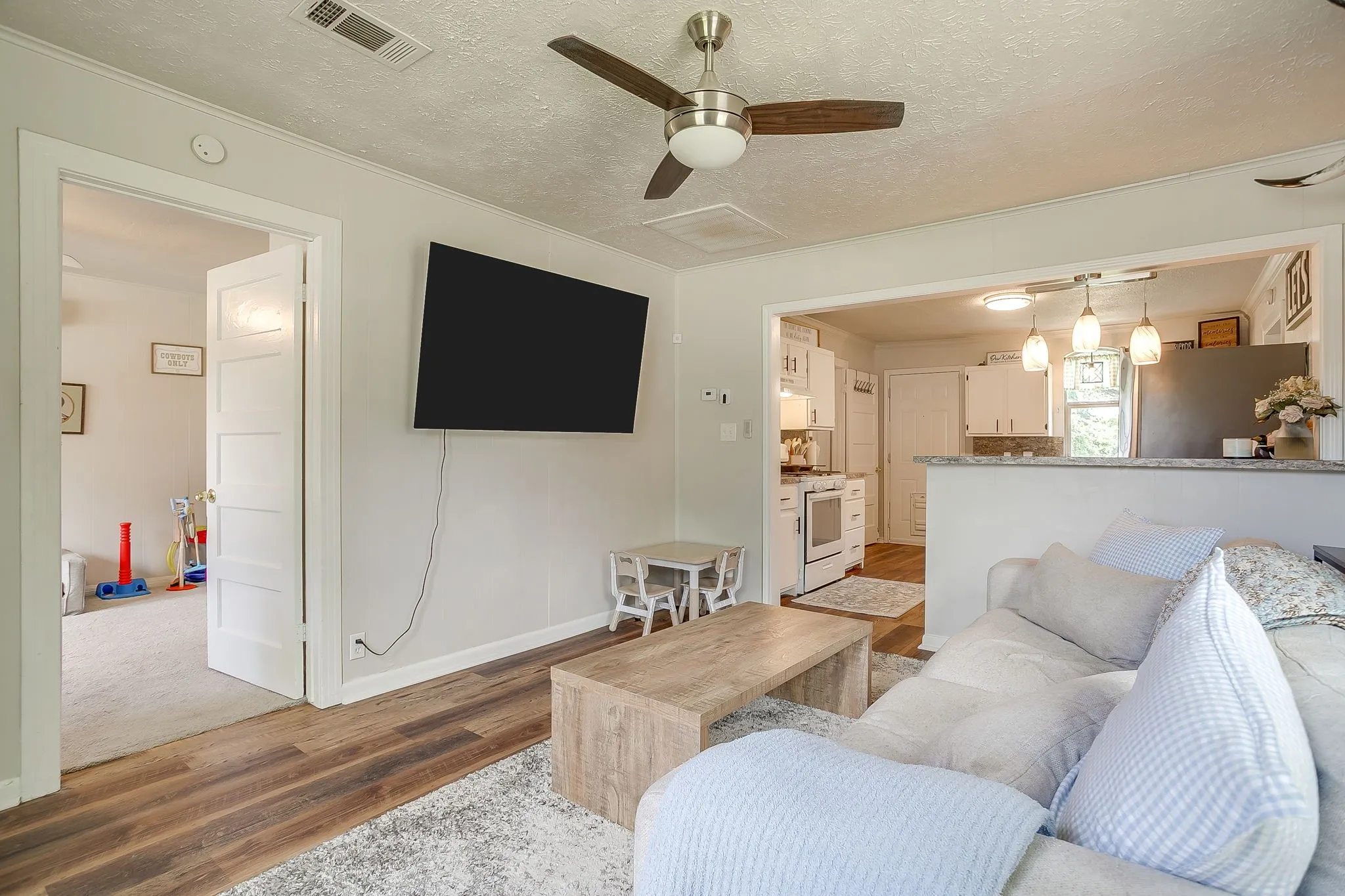 Single Family Residence For Sale in Parker County , 418 E Akard Street, Weatherford, Texas 76086, 3 Bedroom, 1 Bathroom, Garage spaces, 949 Sqft, built in 1950, mls#21268724, Real Estate Agent in Weatherford, Homes For Sale in Parker county, Homes For Sale in Weatherford, Realtor in Weatherford Texas, Real Estate Brokerage Independent Realty Texas, Luminita Cordes Realtor