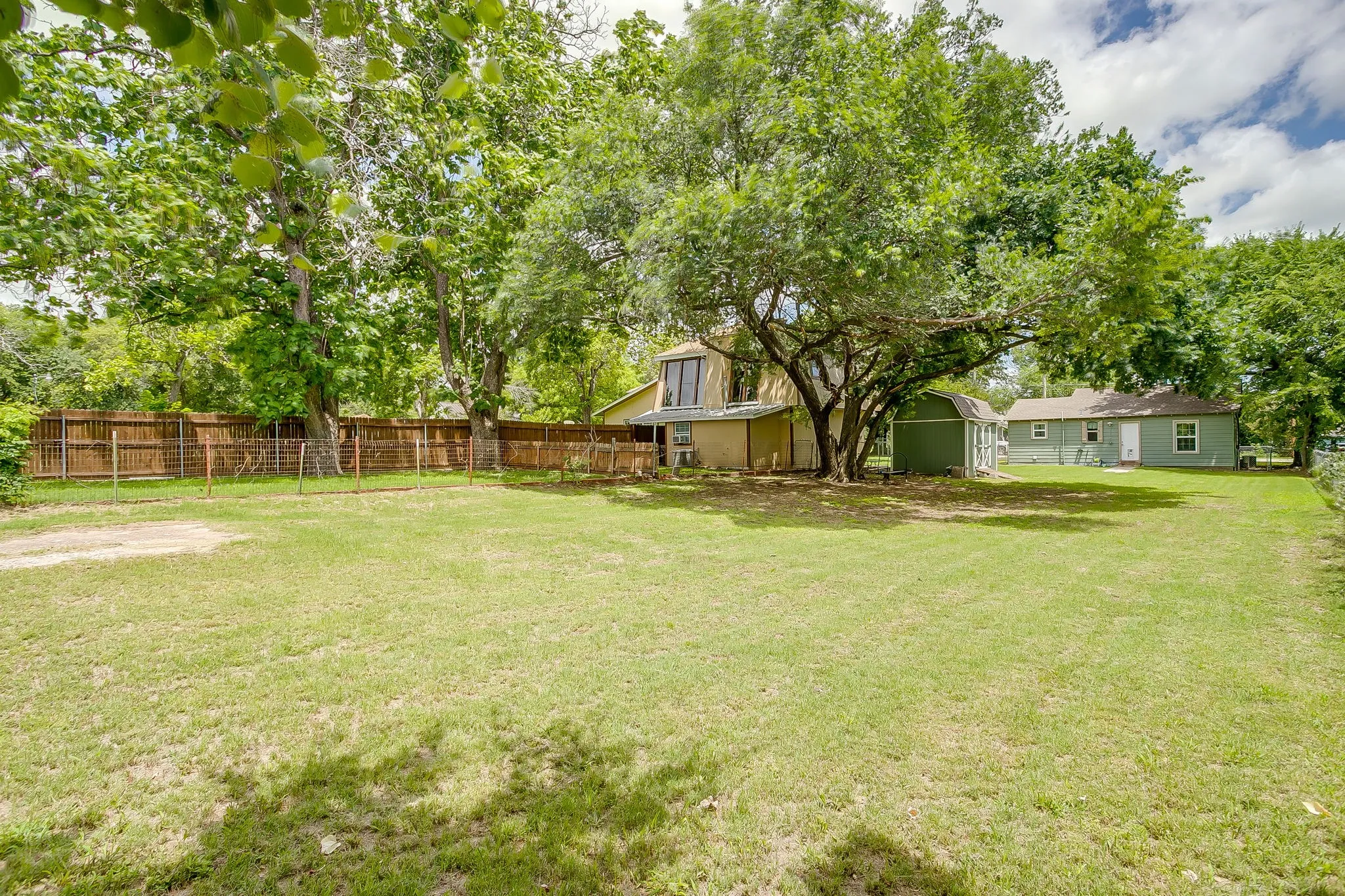 Single Family Residence For Sale in Parker County , 418 E Akard Street, Weatherford, Texas 76086, 3 Bedroom, 1 Bathroom, Garage spaces, 949 Sqft, built in 1950, mls#21268724, Real Estate Agent in Weatherford, Homes For Sale in Parker county, Homes For Sale in Weatherford, Realtor in Weatherford Texas, Real Estate Brokerage Independent Realty Texas, Luminita Cordes Realtor