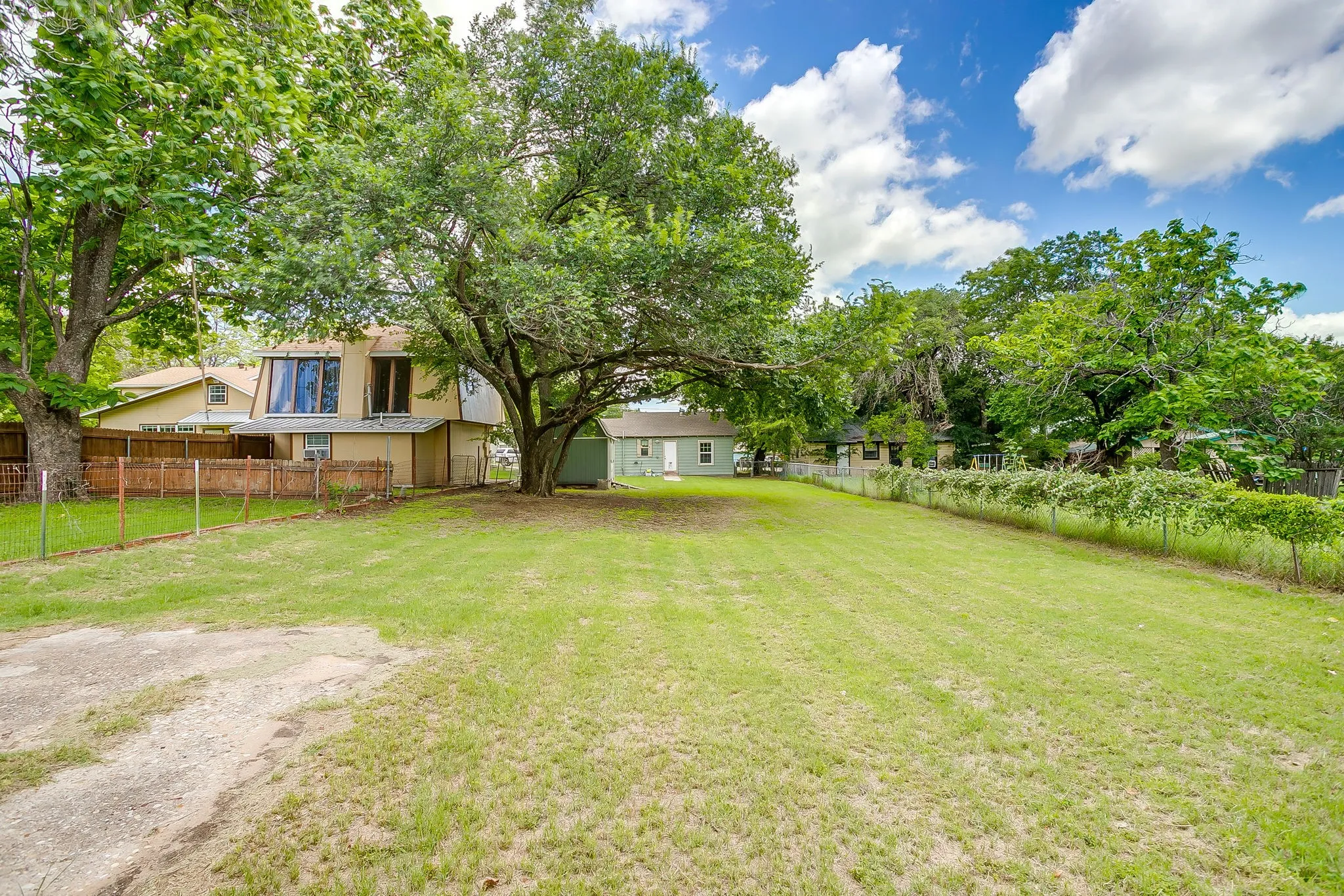 Single Family Residence For Sale in Parker County , 418 E Akard Street, Weatherford, Texas 76086, 3 Bedroom, 1 Bathroom, Garage spaces, 949 Sqft, built in 1950, mls#21268724, Real Estate Agent in Weatherford, Homes For Sale in Parker county, Homes For Sale in Weatherford, Realtor in Weatherford Texas, Real Estate Brokerage Independent Realty Texas, Luminita Cordes Realtor