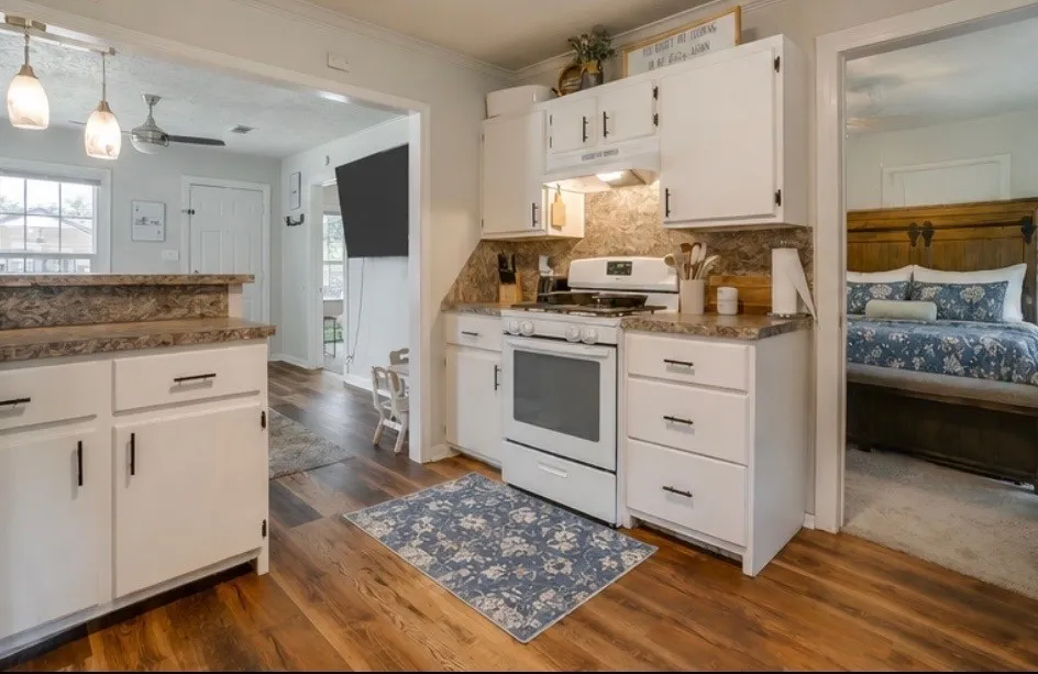 Single Family Residence For Sale in Parker County , 418 E Akard Street, Weatherford, Texas 76086, 3 Bedroom, 1 Bathroom, Garage spaces, 949 Sqft, built in 1950, mls#21268724, Real Estate Agent in Weatherford, Homes For Sale in Parker county, Homes For Sale in Weatherford, Realtor in Weatherford Texas, Real Estate Brokerage Independent Realty Texas, Luminita Cordes Realtor