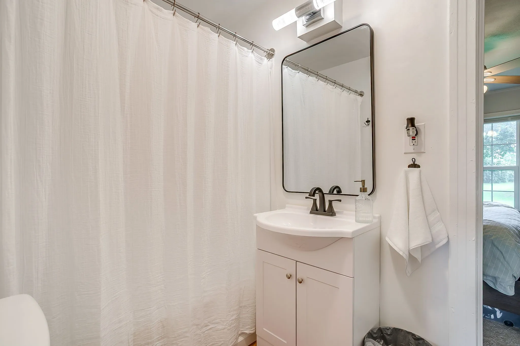 Single Family Residence For Sale in Parker County , 418 E Akard Street, Weatherford, Texas 76086, 3 Bedroom, 1 Bathroom, Garage spaces, 949 Sqft, built in 1950, mls#21268724, Real Estate Agent in Weatherford, Homes For Sale in Parker county, Homes For Sale in Weatherford, Realtor in Weatherford Texas, Real Estate Brokerage Independent Realty Texas, Luminita Cordes Realtor