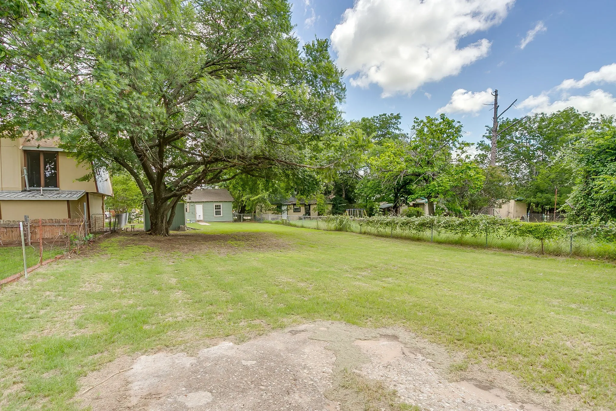 Single Family Residence For Sale in Parker County , 418 E Akard Street, Weatherford, Texas 76086, 3 Bedroom, 1 Bathroom, Garage spaces, 949 Sqft, built in 1950, mls#21268724, Real Estate Agent in Weatherford, Homes For Sale in Parker county, Homes For Sale in Weatherford, Realtor in Weatherford Texas, Real Estate Brokerage Independent Realty Texas, Luminita Cordes Realtor