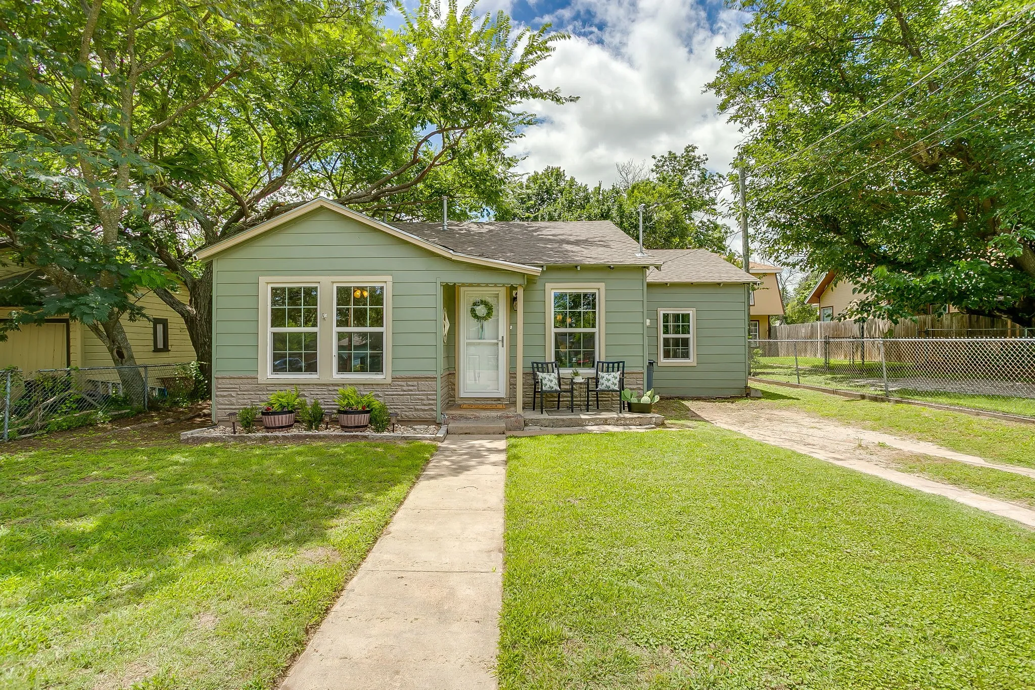 Single Family Residence For Sale in Parker County , 418 E Akard Street, Weatherford, Texas 76086, 3 Bedroom, 1 Bathroom, Garage spaces, 949 Sqft, built in 1950, mls#21268724, Real Estate Agent in Weatherford, Homes For Sale in Parker county, Homes For Sale in Weatherford, Realtor in Weatherford Texas, Real Estate Brokerage Independent Realty Texas, Luminita Cordes Realtor