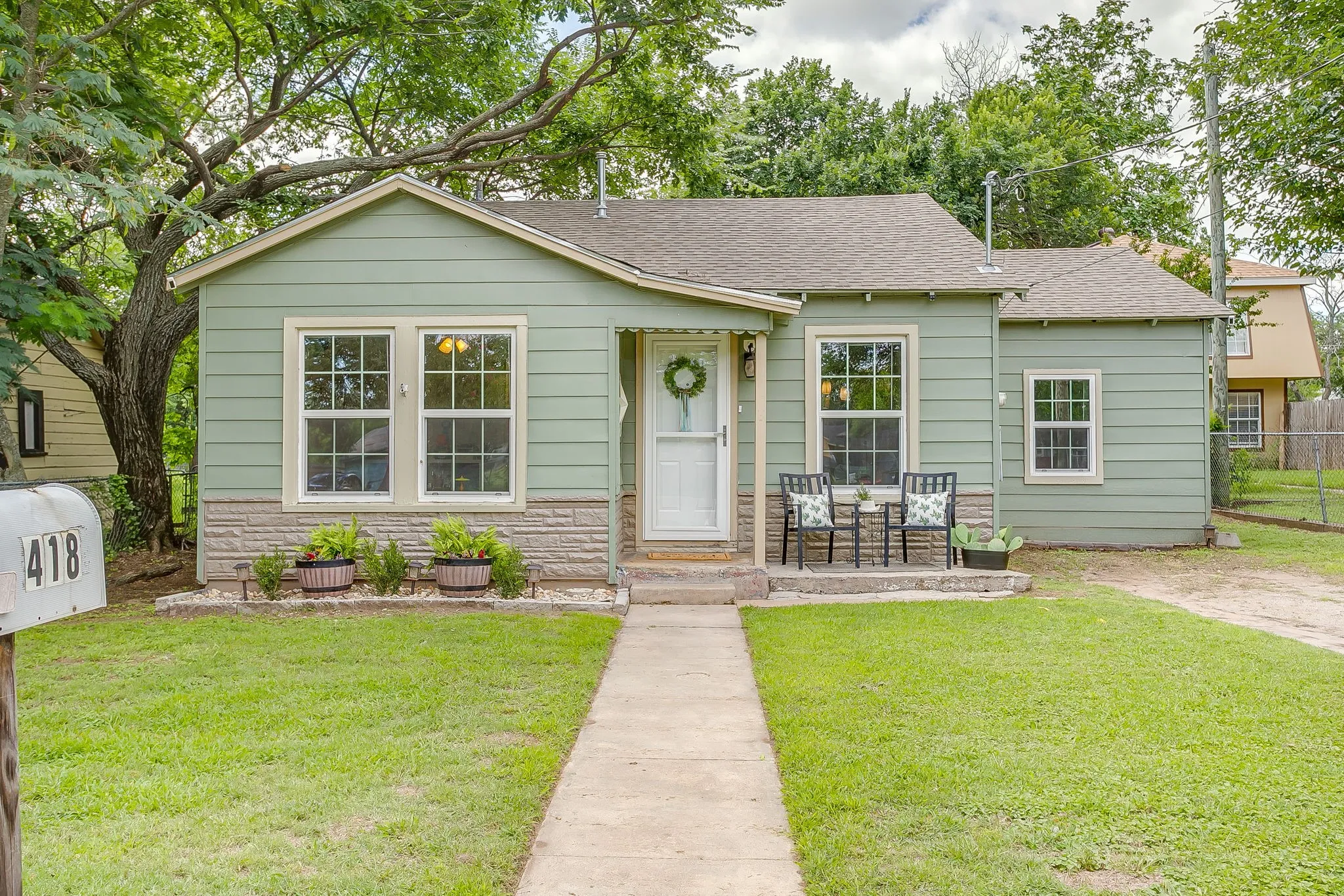 Single Family Residence For Sale in Parker County , 418 E Akard Street, Weatherford, Texas 76086, 3 Bedroom, 1 Bathroom, Garage spaces, 949 Sqft, built in 1950, mls#21268724, Real Estate Agent in Weatherford, Homes For Sale in Parker county, Homes For Sale in Weatherford, Realtor in Weatherford Texas, Real Estate Brokerage Independent Realty Texas, Luminita Cordes Realtor