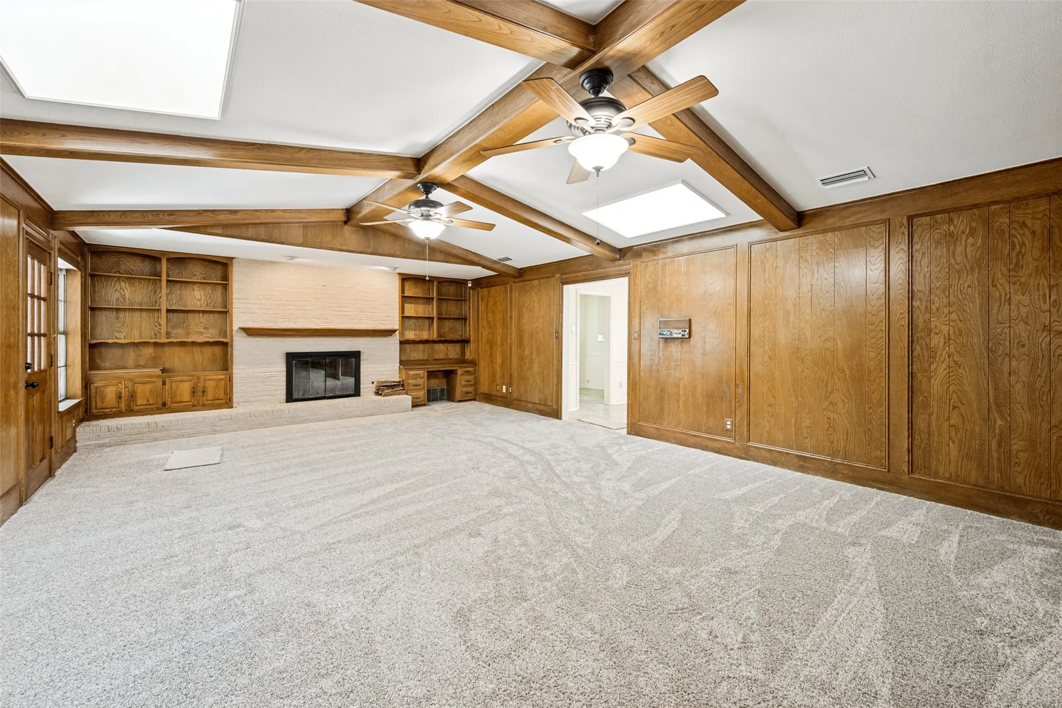 Single Family Residence For Sale in Tarrant County , 2414 Lakeview Circle, Arlington, Texas 76013, 4 Bedroom, 3 Bathroom, 2 Garage spaces, 2,796 Sqft, built in 1970, mls#21280353, Real Estate Agent in Arlington, Homes For Sale in Tarrant county, Homes For Sale in Arlington, Realtor in Arlington Texas, Real Estate Brokerage Independent Realty Texas, Luminita Cordes Realtor