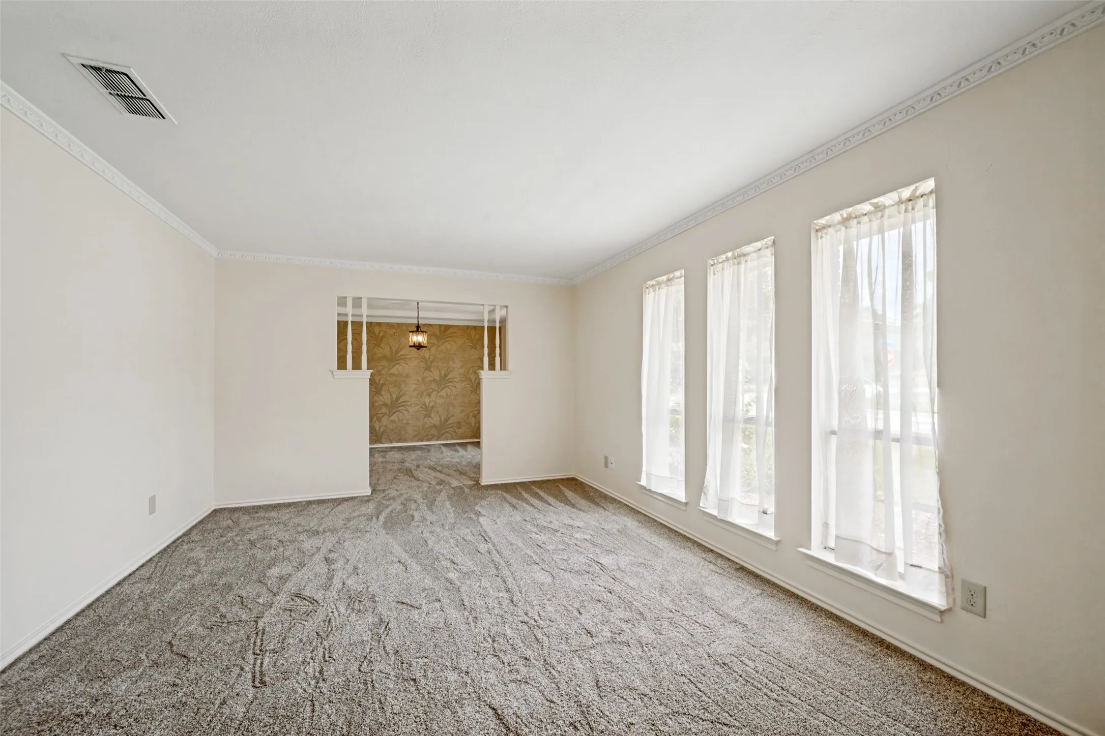Single Family Residence For Sale in Tarrant County , 2414 Lakeview Circle, Arlington, Texas 76013, 4 Bedroom, 3 Bathroom, 2 Garage spaces, 2,796 Sqft, built in 1970, mls#21280353, Real Estate Agent in Arlington, Homes For Sale in Tarrant county, Homes For Sale in Arlington, Realtor in Arlington Texas, Real Estate Brokerage Independent Realty Texas, Luminita Cordes Realtor