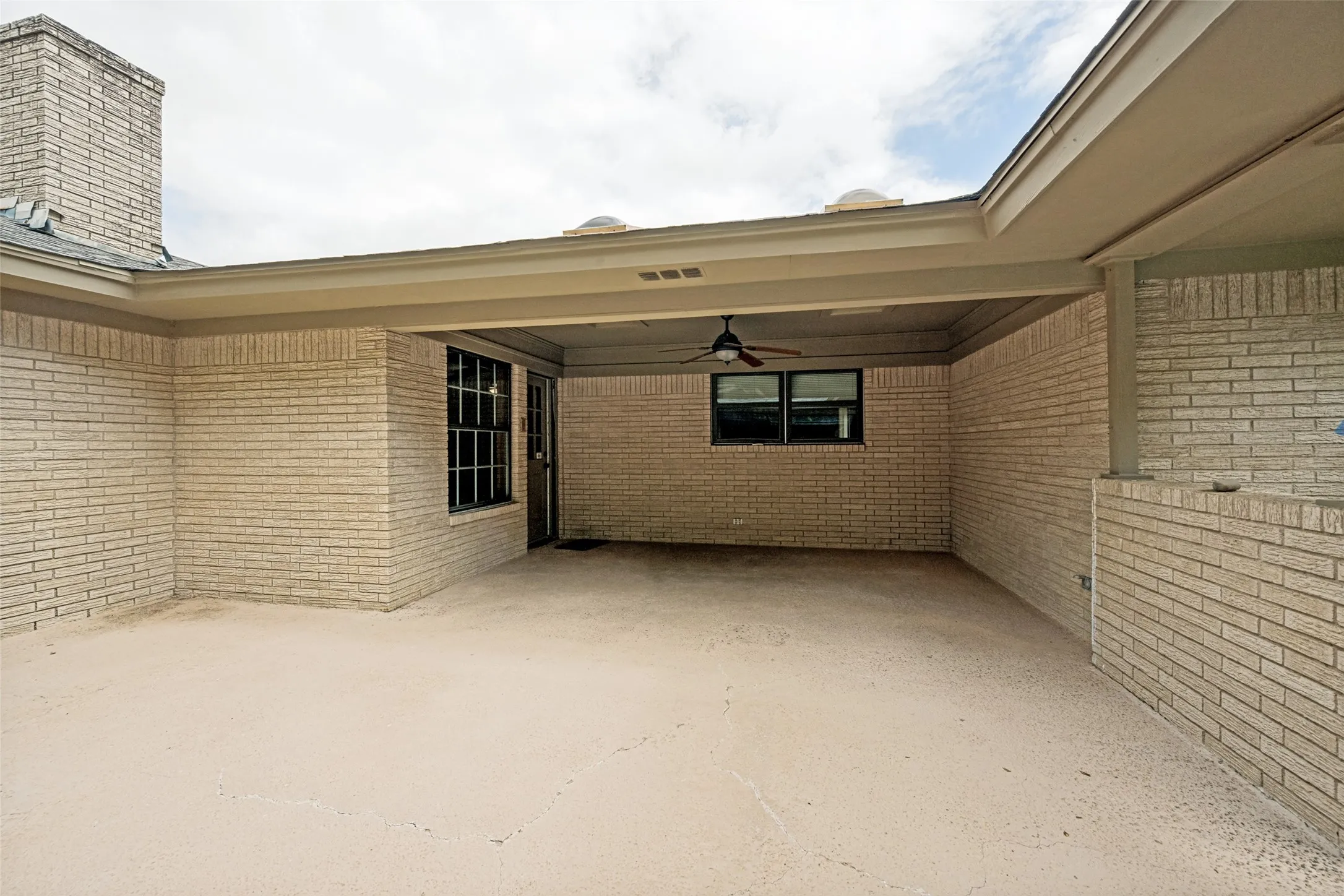 Single Family Residence For Sale in Tarrant County , 2414 Lakeview Circle, Arlington, Texas 76013, 4 Bedroom, 3 Bathroom, 2 Garage spaces, 2,796 Sqft, built in 1970, mls#21280353, Real Estate Agent in Arlington, Homes For Sale in Tarrant county, Homes For Sale in Arlington, Realtor in Arlington Texas, Real Estate Brokerage Independent Realty Texas, Luminita Cordes Realtor