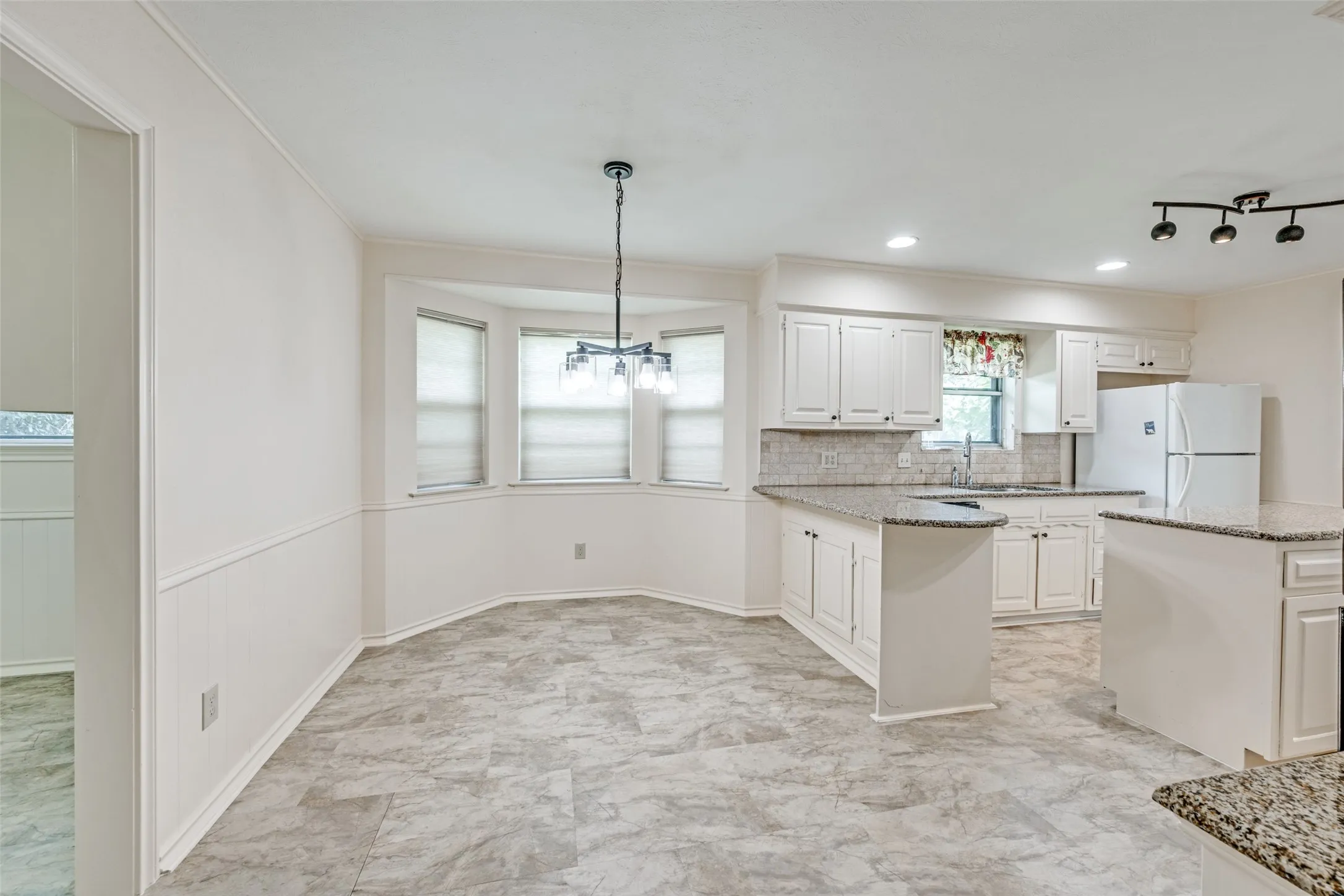 Single Family Residence For Sale in Tarrant County , 2414 Lakeview Circle, Arlington, Texas 76013, 4 Bedroom, 3 Bathroom, 2 Garage spaces, 2,796 Sqft, built in 1970, mls#21280353, Real Estate Agent in Arlington, Homes For Sale in Tarrant county, Homes For Sale in Arlington, Realtor in Arlington Texas, Real Estate Brokerage Independent Realty Texas, Luminita Cordes Realtor