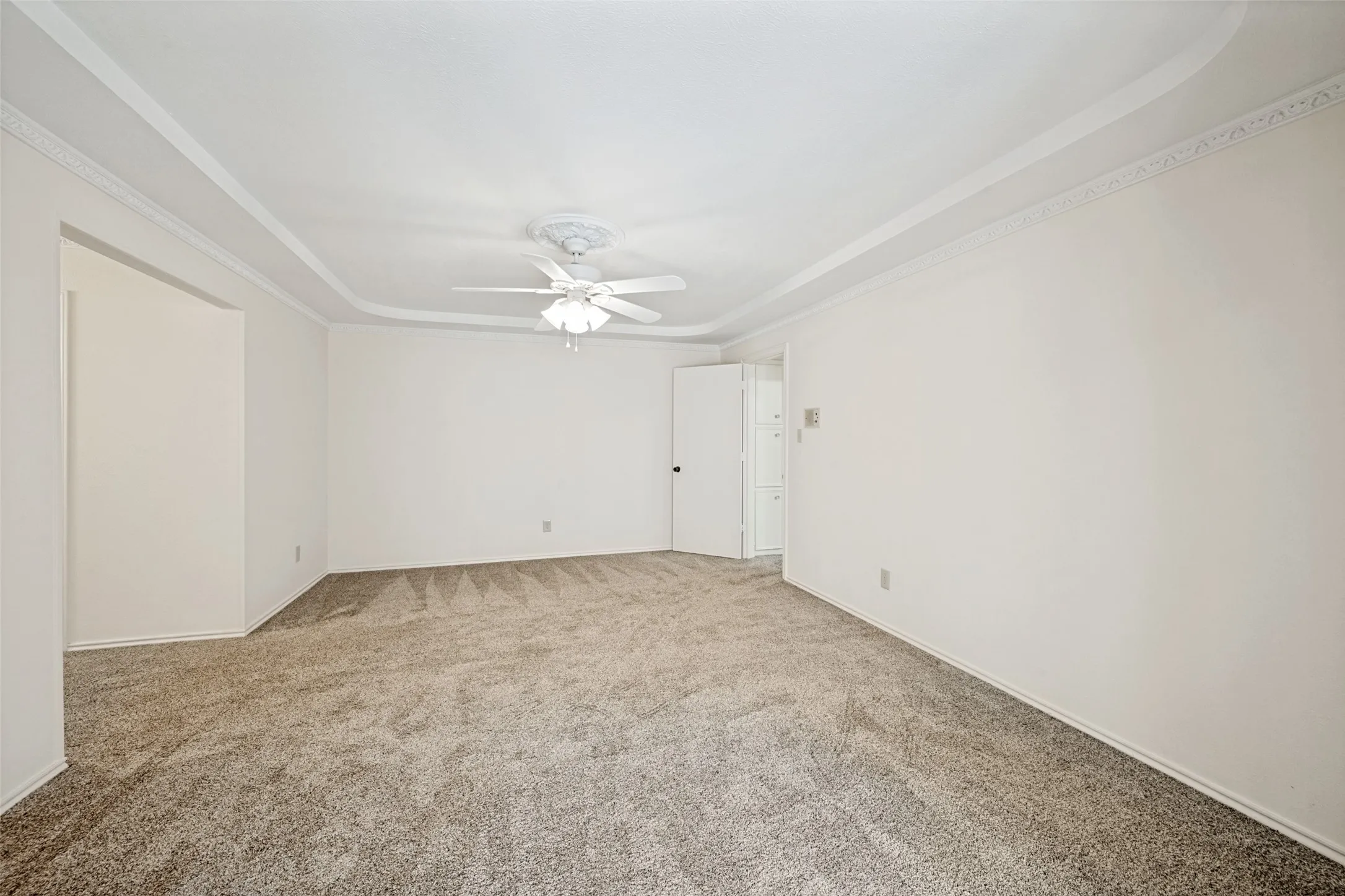 Single Family Residence For Sale in Tarrant County , 2414 Lakeview Circle, Arlington, Texas 76013, 4 Bedroom, 3 Bathroom, 2 Garage spaces, 2,796 Sqft, built in 1970, mls#21280353, Real Estate Agent in Arlington, Homes For Sale in Tarrant county, Homes For Sale in Arlington, Realtor in Arlington Texas, Real Estate Brokerage Independent Realty Texas, Luminita Cordes Realtor