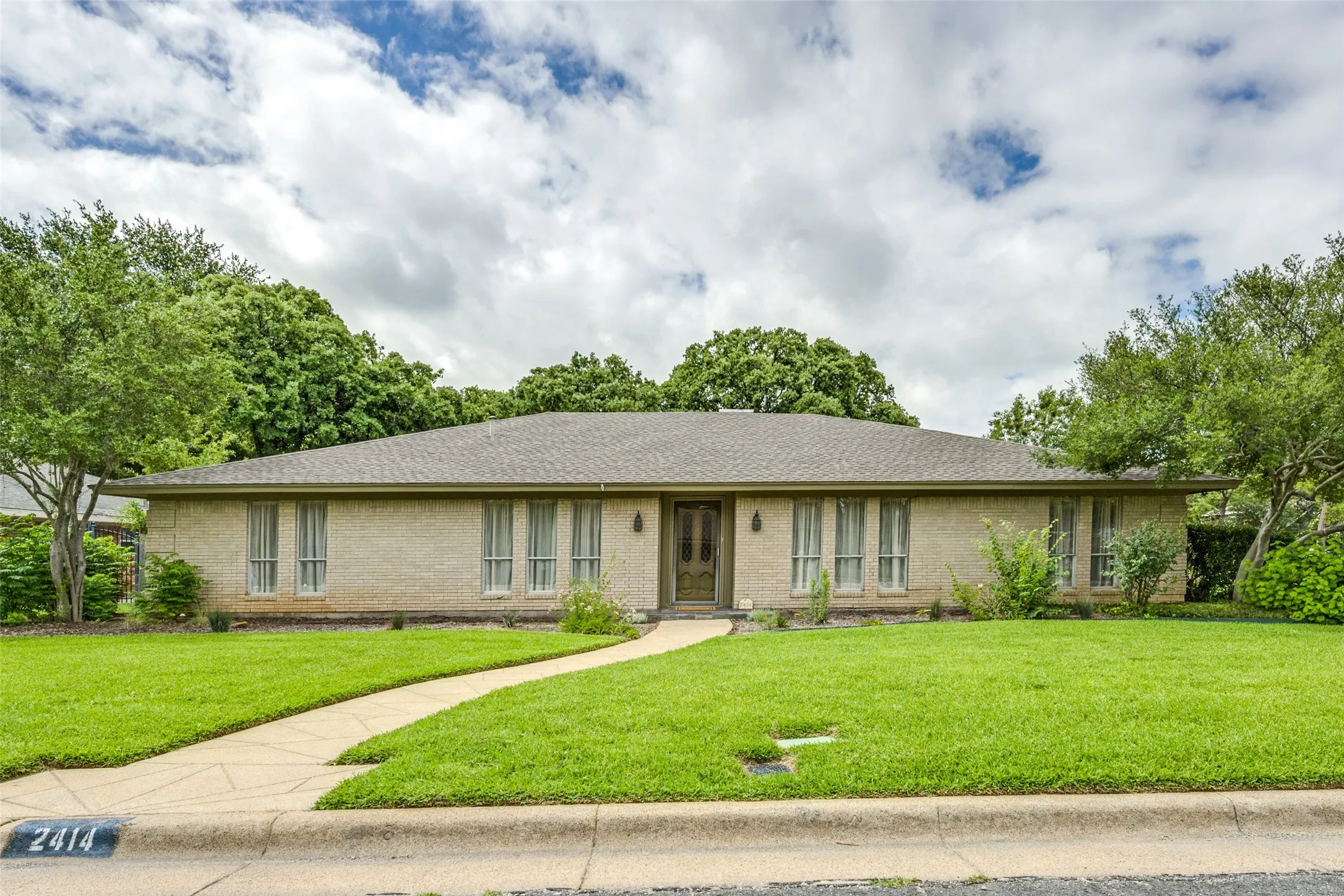 Single Family Residence For Sale in Tarrant County , 2414 Lakeview Circle, Arlington, Texas 76013, 4 Bedroom, 3 Bathroom, 2 Garage spaces, 2,796 Sqft, built in 1970, mls#21280353, Real Estate Agent in Arlington, Homes For Sale in Tarrant county, Homes For Sale in Arlington, Realtor in Arlington Texas, Real Estate Brokerage Independent Realty Texas, Luminita Cordes Realtor