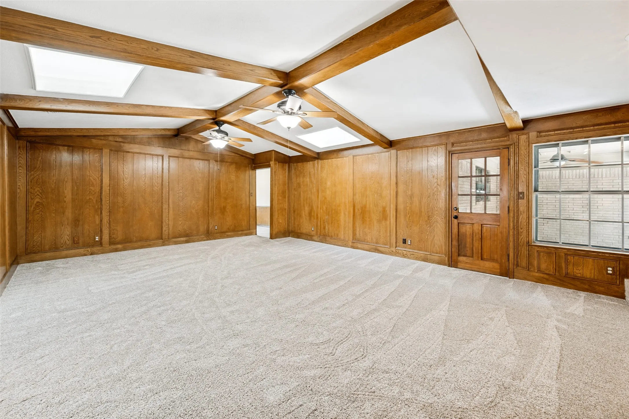Single Family Residence For Sale in Tarrant County , 2414 Lakeview Circle, Arlington, Texas 76013, 4 Bedroom, 3 Bathroom, 2 Garage spaces, 2,796 Sqft, built in 1970, mls#21280353, Real Estate Agent in Arlington, Homes For Sale in Tarrant county, Homes For Sale in Arlington, Realtor in Arlington Texas, Real Estate Brokerage Independent Realty Texas, Luminita Cordes Realtor