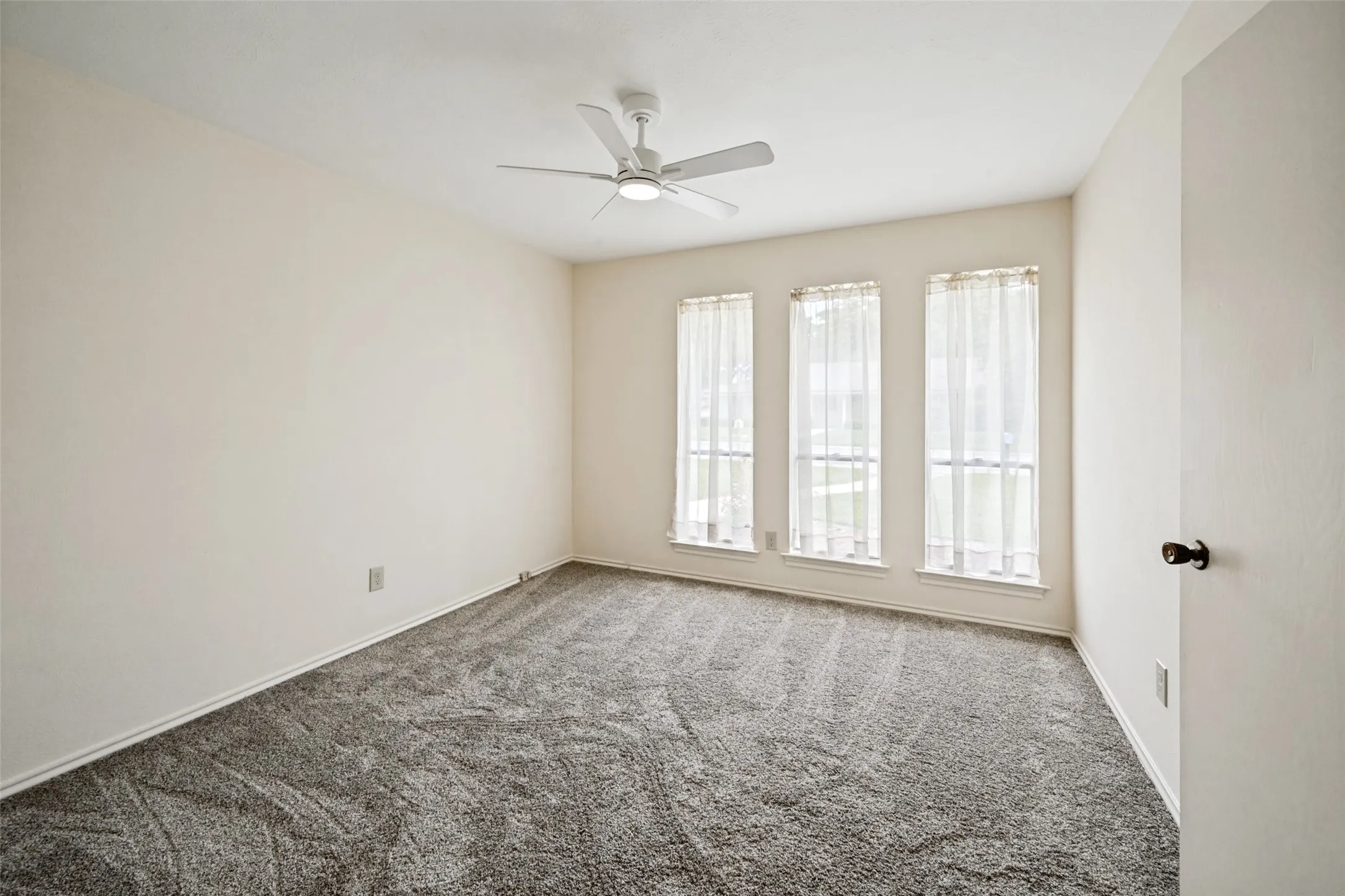 Single Family Residence For Sale in Tarrant County , 2414 Lakeview Circle, Arlington, Texas 76013, 4 Bedroom, 3 Bathroom, 2 Garage spaces, 2,796 Sqft, built in 1970, mls#21280353, Real Estate Agent in Arlington, Homes For Sale in Tarrant county, Homes For Sale in Arlington, Realtor in Arlington Texas, Real Estate Brokerage Independent Realty Texas, Luminita Cordes Realtor