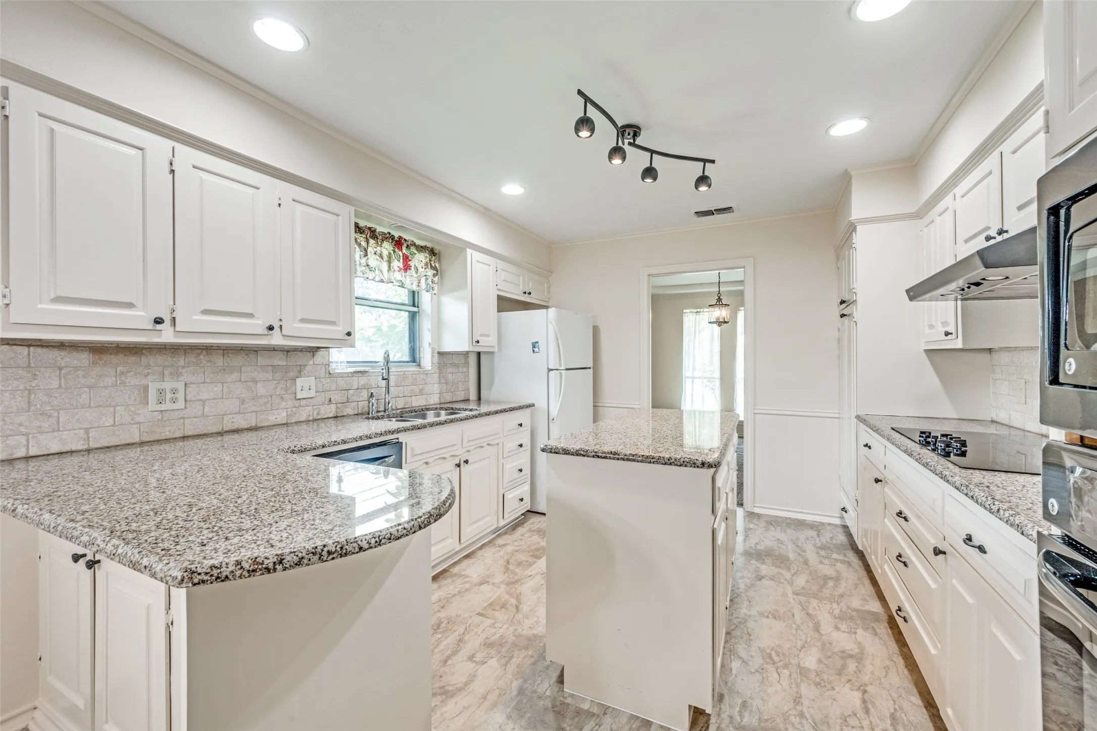 Single Family Residence For Sale in Tarrant County , 2414 Lakeview Circle, Arlington, Texas 76013, 4 Bedroom, 3 Bathroom, 2 Garage spaces, 2,796 Sqft, built in 1970, mls#21280353, Real Estate Agent in Arlington, Homes For Sale in Tarrant county, Homes For Sale in Arlington, Realtor in Arlington Texas, Real Estate Brokerage Independent Realty Texas, Luminita Cordes Realtor