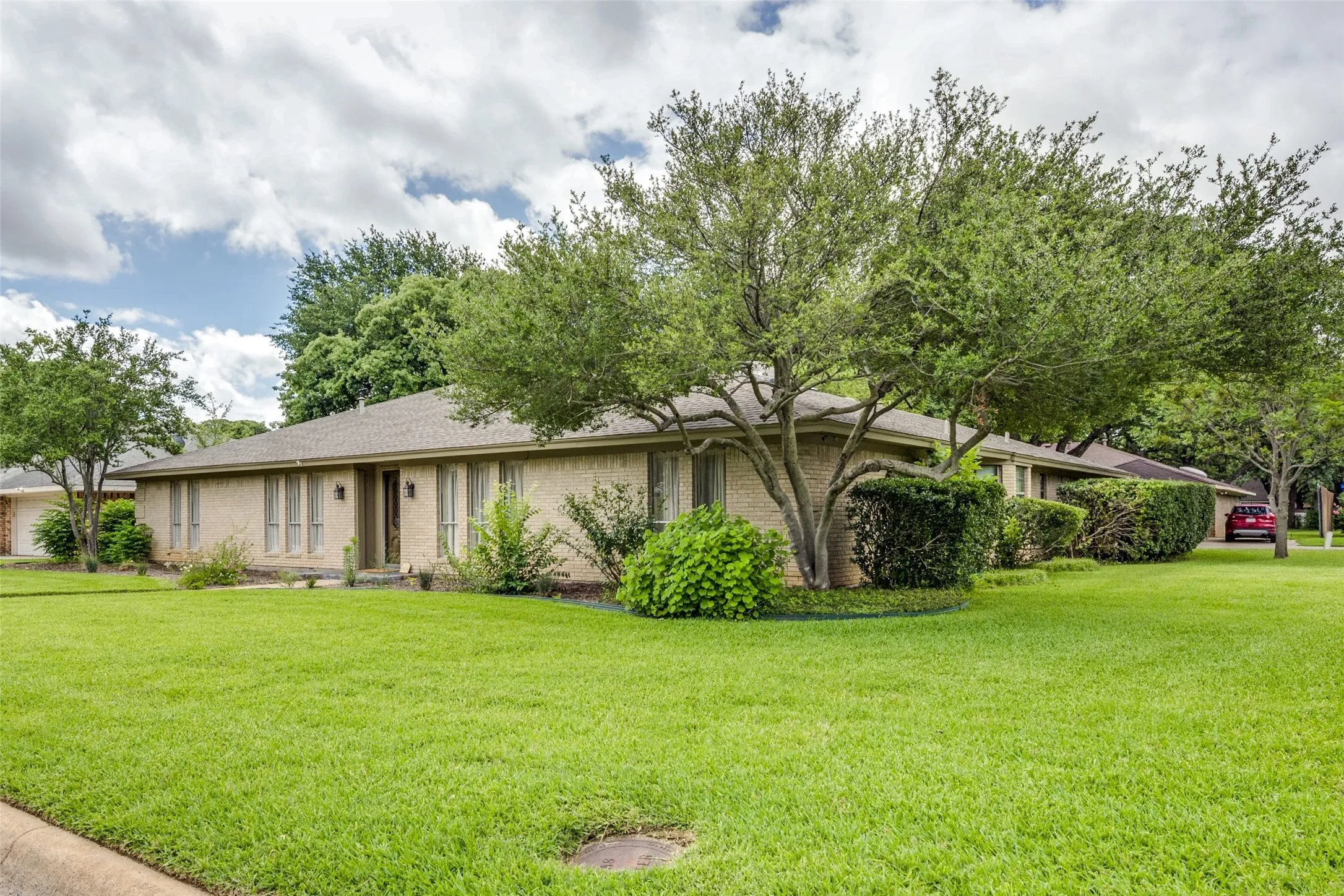 Single Family Residence For Sale in Tarrant County , 2414 Lakeview Circle, Arlington, Texas 76013, 4 Bedroom, 3 Bathroom, 2 Garage spaces, 2,796 Sqft, built in 1970, mls#21280353, Real Estate Agent in Arlington, Homes For Sale in Tarrant county, Homes For Sale in Arlington, Realtor in Arlington Texas, Real Estate Brokerage Independent Realty Texas, Luminita Cordes Realtor