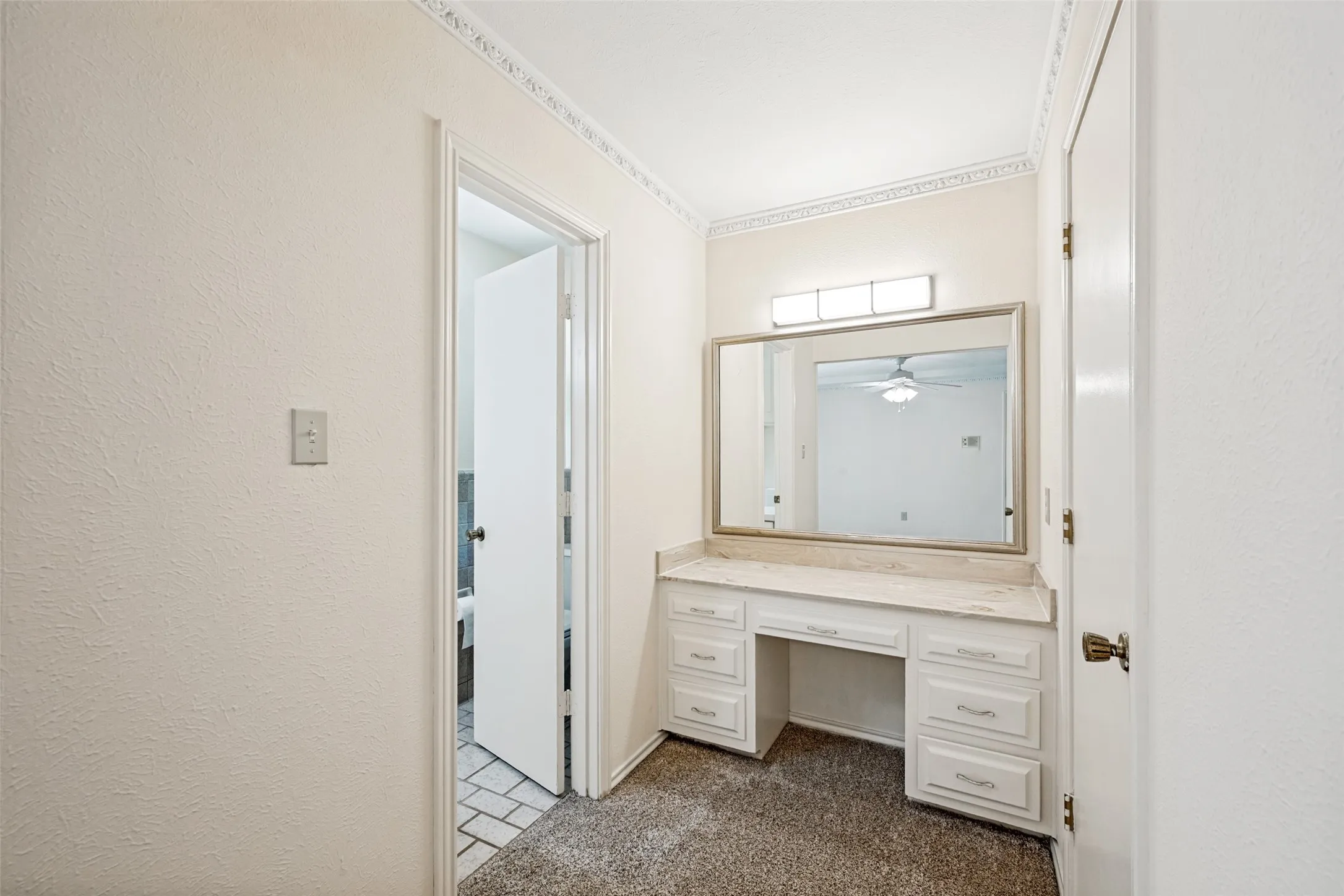 Single Family Residence For Sale in Tarrant County , 2414 Lakeview Circle, Arlington, Texas 76013, 4 Bedroom, 3 Bathroom, 2 Garage spaces, 2,796 Sqft, built in 1970, mls#21280353, Real Estate Agent in Arlington, Homes For Sale in Tarrant county, Homes For Sale in Arlington, Realtor in Arlington Texas, Real Estate Brokerage Independent Realty Texas, Luminita Cordes Realtor