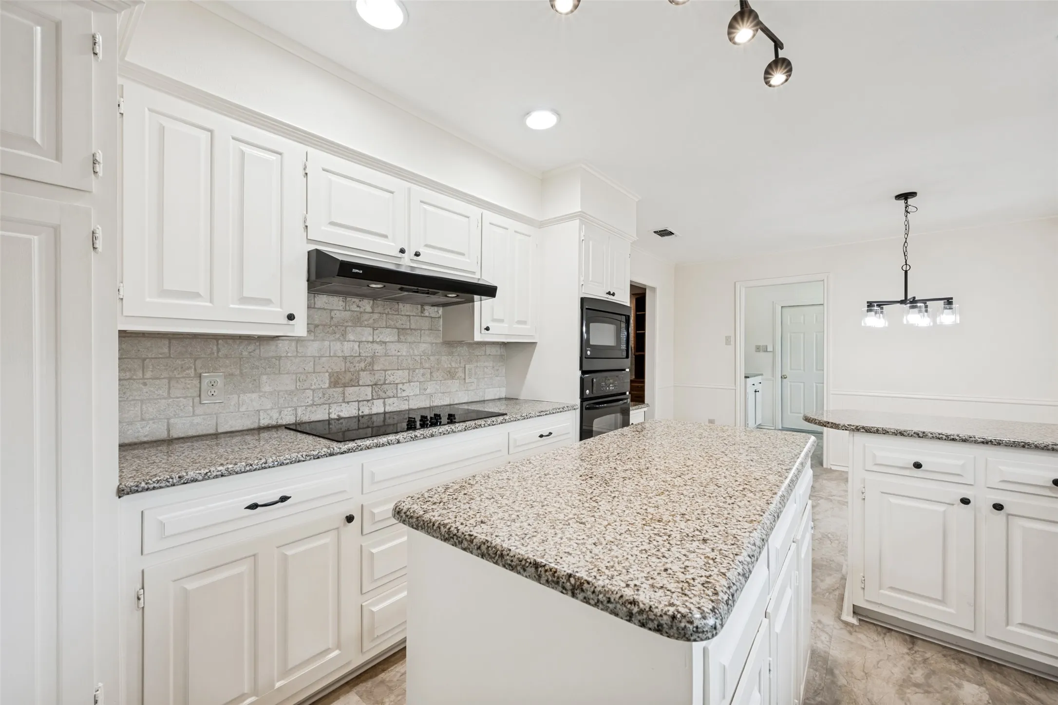 Single Family Residence For Sale in Tarrant County , 2414 Lakeview Circle, Arlington, Texas 76013, 4 Bedroom, 3 Bathroom, 2 Garage spaces, 2,796 Sqft, built in 1970, mls#21280353, Real Estate Agent in Arlington, Homes For Sale in Tarrant county, Homes For Sale in Arlington, Realtor in Arlington Texas, Real Estate Brokerage Independent Realty Texas, Luminita Cordes Realtor