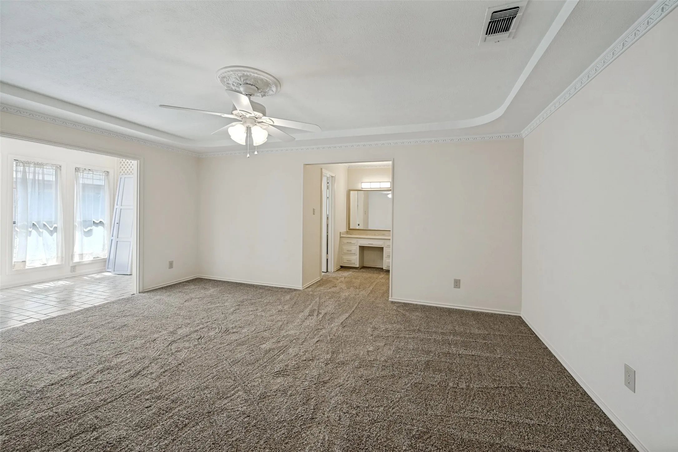 Single Family Residence For Sale in Tarrant County , 2414 Lakeview Circle, Arlington, Texas 76013, 4 Bedroom, 3 Bathroom, 2 Garage spaces, 2,796 Sqft, built in 1970, mls#21280353, Real Estate Agent in Arlington, Homes For Sale in Tarrant county, Homes For Sale in Arlington, Realtor in Arlington Texas, Real Estate Brokerage Independent Realty Texas, Luminita Cordes Realtor