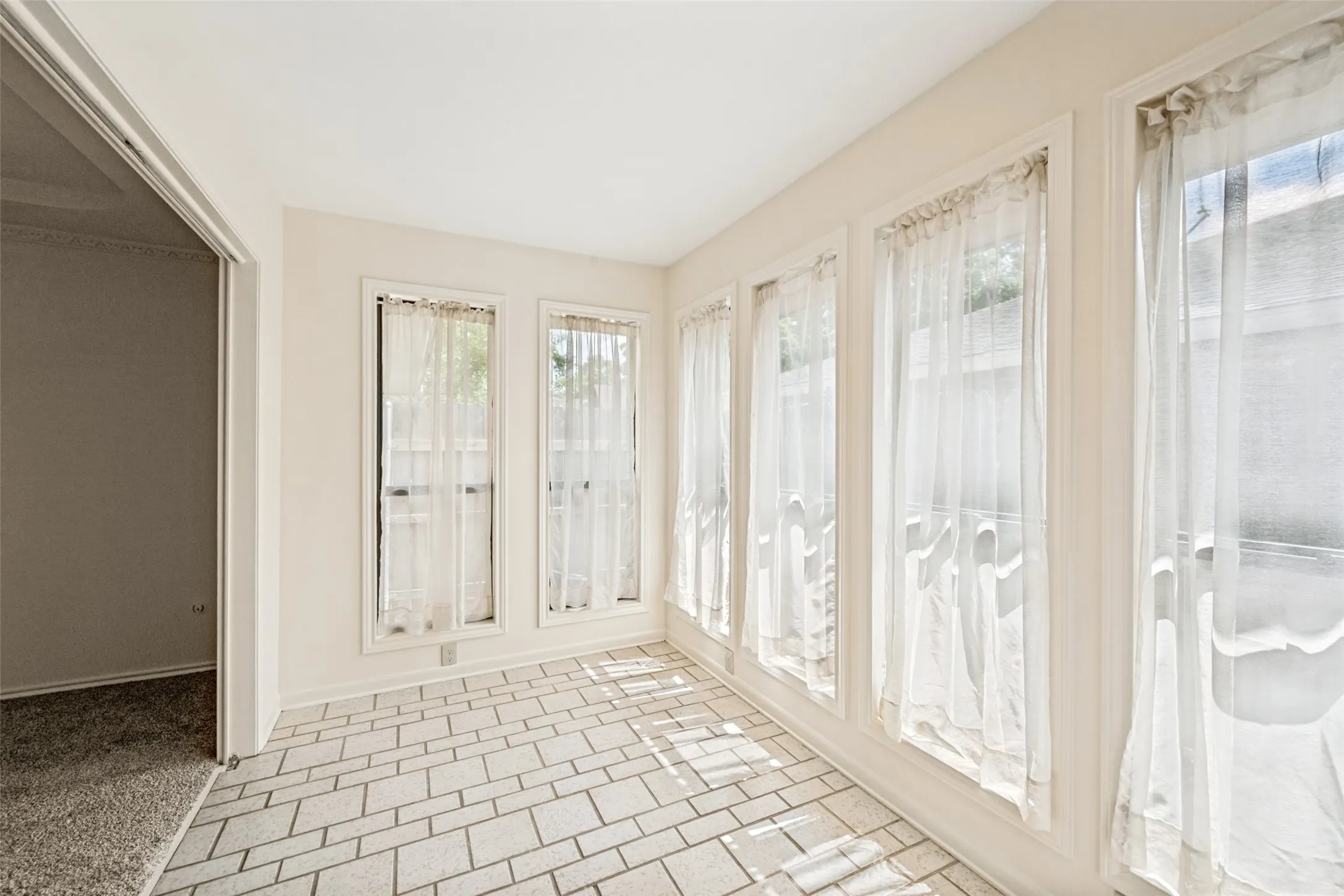 Single Family Residence For Sale in Tarrant County , 2414 Lakeview Circle, Arlington, Texas 76013, 4 Bedroom, 3 Bathroom, 2 Garage spaces, 2,796 Sqft, built in 1970, mls#21280353, Real Estate Agent in Arlington, Homes For Sale in Tarrant county, Homes For Sale in Arlington, Realtor in Arlington Texas, Real Estate Brokerage Independent Realty Texas, Luminita Cordes Realtor