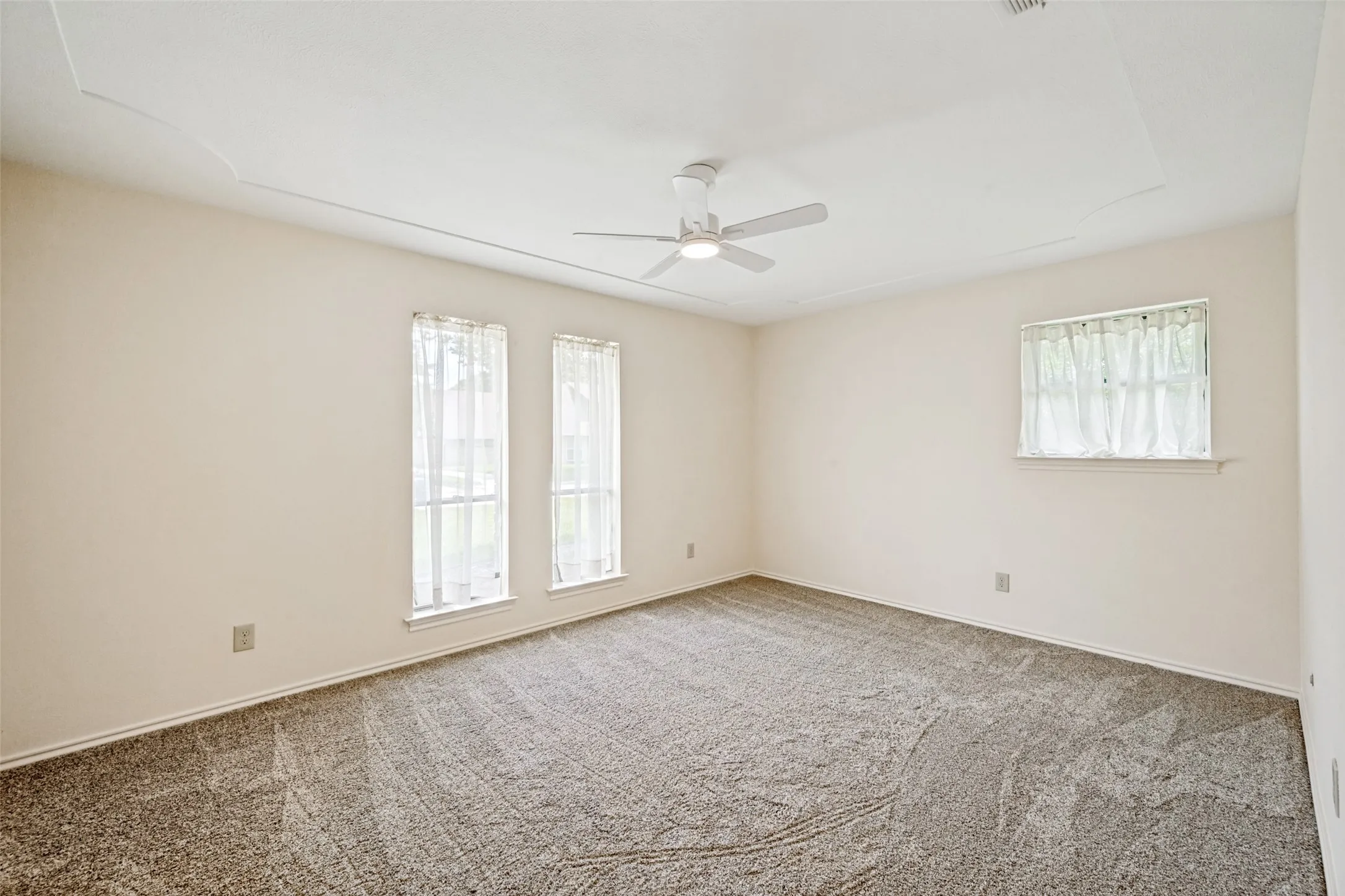 Single Family Residence For Sale in Tarrant County , 2414 Lakeview Circle, Arlington, Texas 76013, 4 Bedroom, 3 Bathroom, 2 Garage spaces, 2,796 Sqft, built in 1970, mls#21280353, Real Estate Agent in Arlington, Homes For Sale in Tarrant county, Homes For Sale in Arlington, Realtor in Arlington Texas, Real Estate Brokerage Independent Realty Texas, Luminita Cordes Realtor