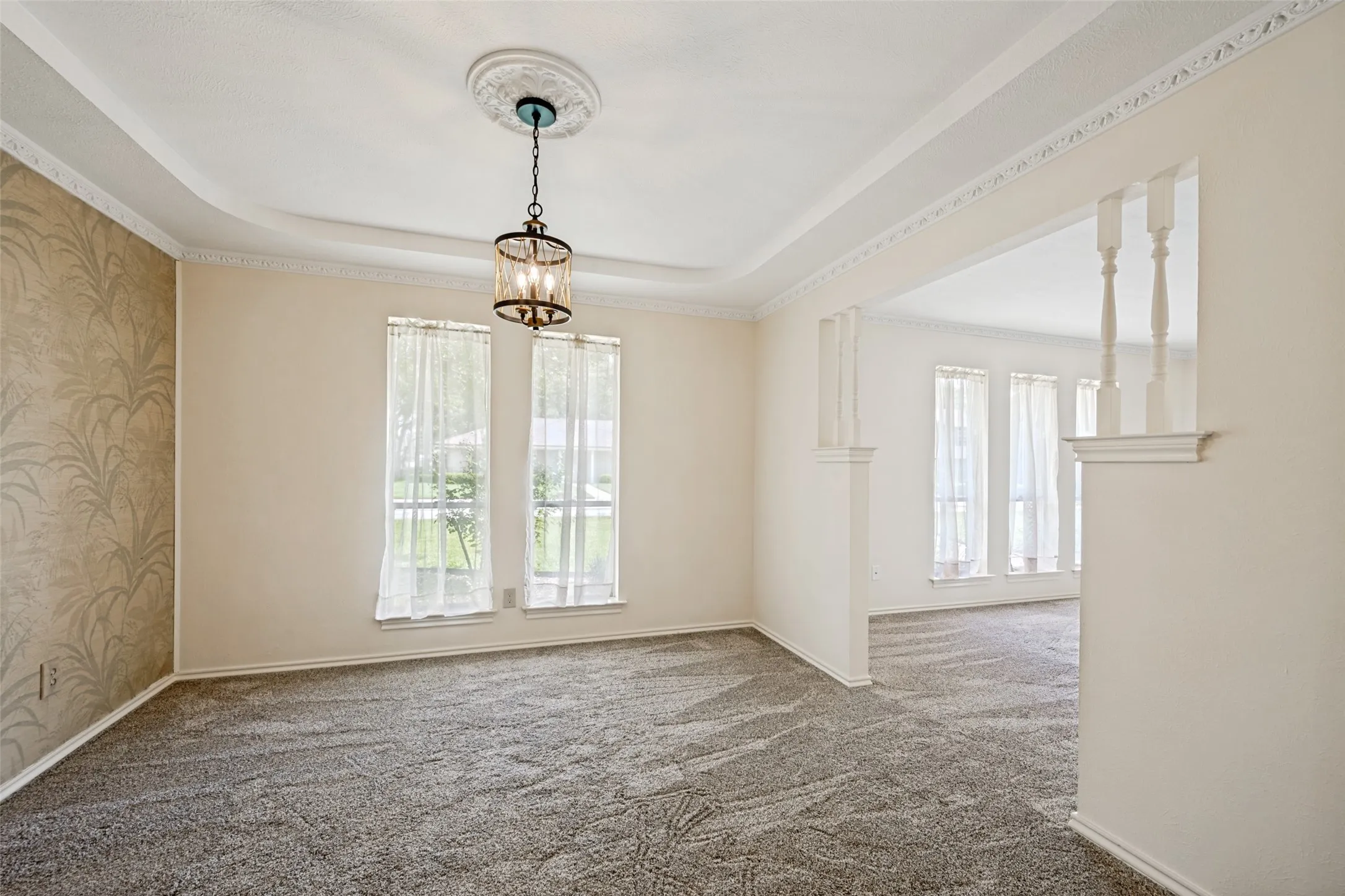 Single Family Residence For Sale in Tarrant County , 2414 Lakeview Circle, Arlington, Texas 76013, 4 Bedroom, 3 Bathroom, 2 Garage spaces, 2,796 Sqft, built in 1970, mls#21280353, Real Estate Agent in Arlington, Homes For Sale in Tarrant county, Homes For Sale in Arlington, Realtor in Arlington Texas, Real Estate Brokerage Independent Realty Texas, Luminita Cordes Realtor