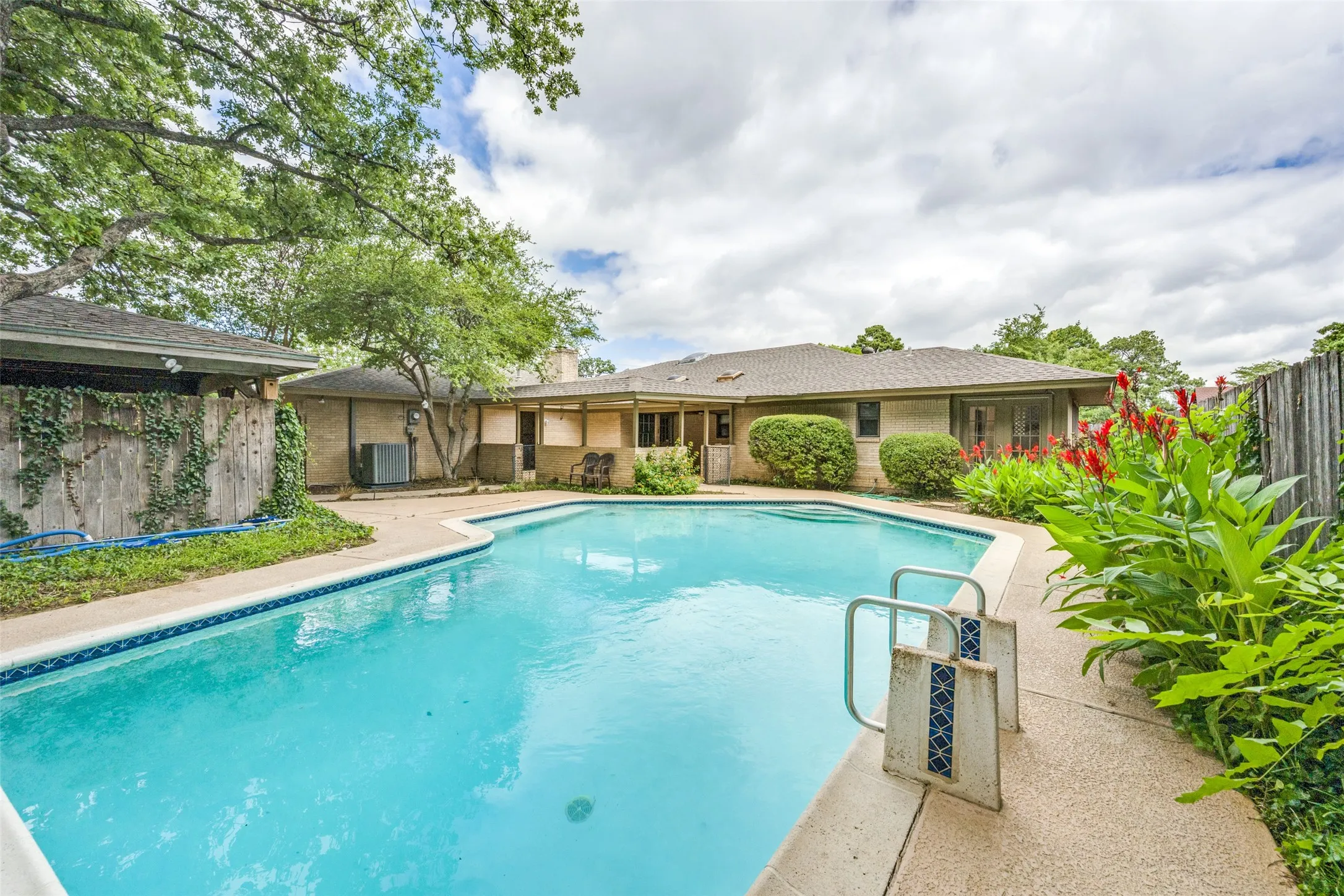 Single Family Residence For Sale in Tarrant County , 2414 Lakeview Circle, Arlington, Texas 76013, 4 Bedroom, 3 Bathroom, 2 Garage spaces, 2,796 Sqft, built in 1970, mls#21280353, Real Estate Agent in Arlington, Homes For Sale in Tarrant county, Homes For Sale in Arlington, Realtor in Arlington Texas, Real Estate Brokerage Independent Realty Texas, Luminita Cordes Realtor