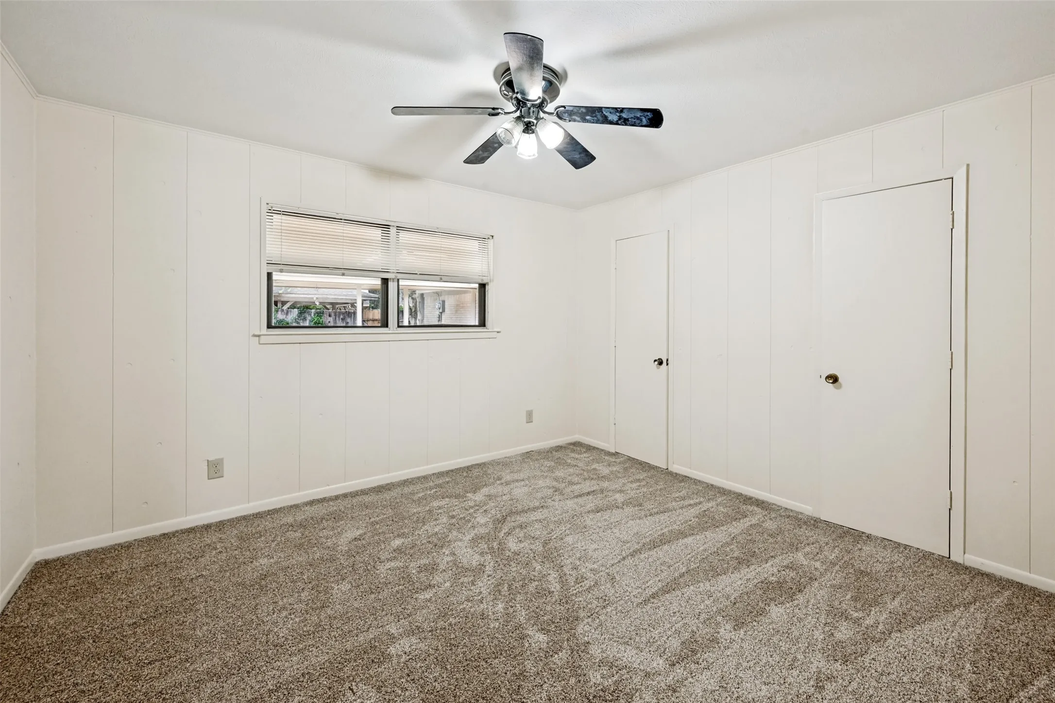 Single Family Residence For Sale in Tarrant County , 2414 Lakeview Circle, Arlington, Texas 76013, 4 Bedroom, 3 Bathroom, 2 Garage spaces, 2,796 Sqft, built in 1970, mls#21280353, Real Estate Agent in Arlington, Homes For Sale in Tarrant county, Homes For Sale in Arlington, Realtor in Arlington Texas, Real Estate Brokerage Independent Realty Texas, Luminita Cordes Realtor
