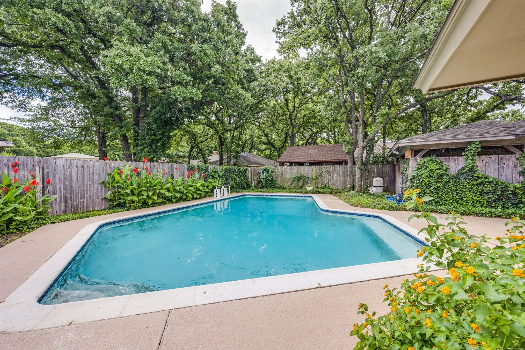 Single Family Residence For Sale in Tarrant County , 2414 Lakeview Circle, Arlington, Texas 76013, 4 Bedroom, 3 Bathroom, 2 Garage spaces, 2,796 Sqft, built in 1970, mls#21280353, Real Estate Agent in Arlington, Homes For Sale in Tarrant county, Homes For Sale in Arlington, Realtor in Arlington Texas, Real Estate Brokerage Independent Realty Texas, Luminita Cordes Realtor