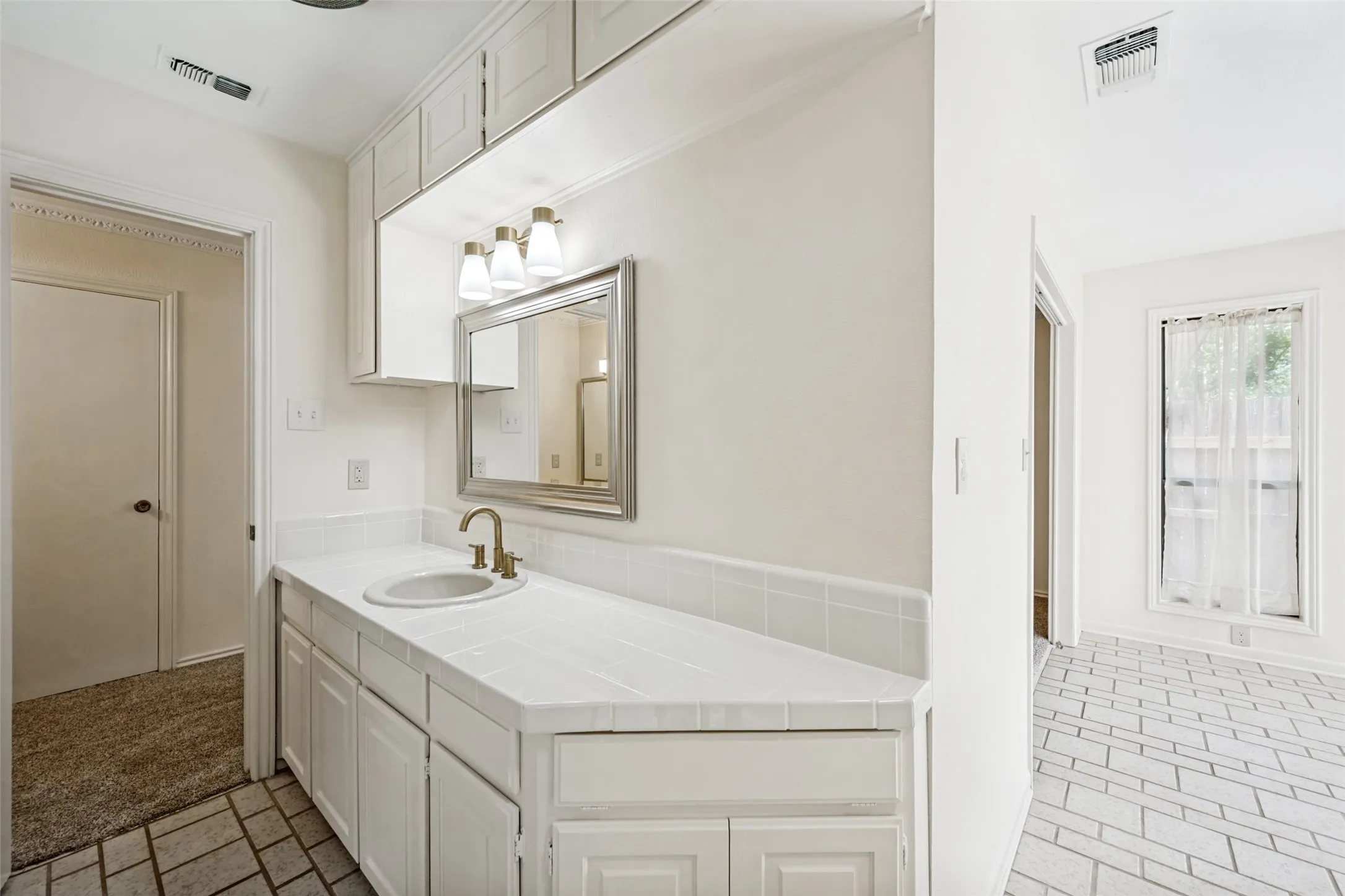 Single Family Residence For Sale in Tarrant County , 2414 Lakeview Circle, Arlington, Texas 76013, 4 Bedroom, 3 Bathroom, 2 Garage spaces, 2,796 Sqft, built in 1970, mls#21280353, Real Estate Agent in Arlington, Homes For Sale in Tarrant county, Homes For Sale in Arlington, Realtor in Arlington Texas, Real Estate Brokerage Independent Realty Texas, Luminita Cordes Realtor