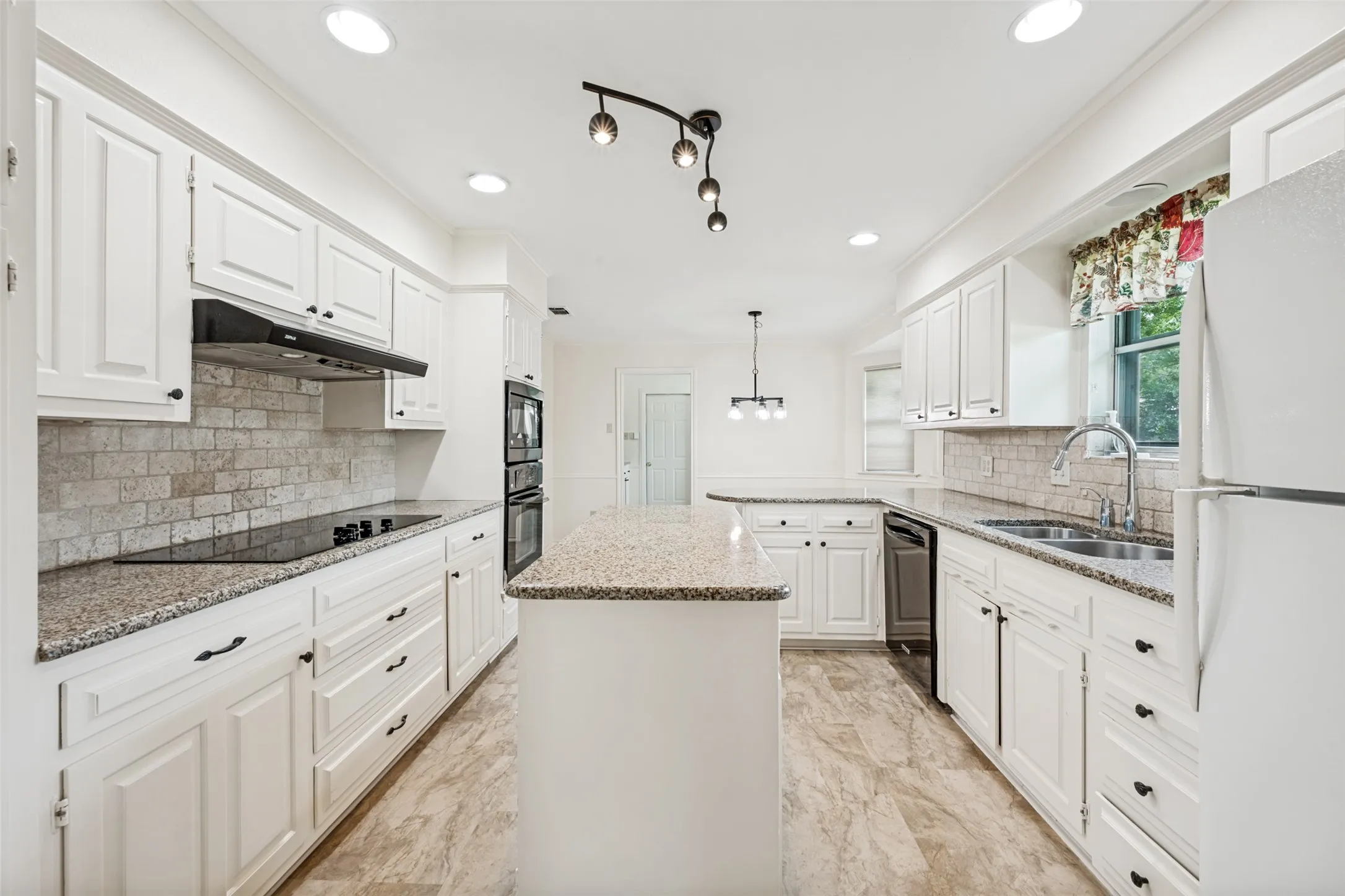 Single Family Residence For Sale in Tarrant County , 2414 Lakeview Circle, Arlington, Texas 76013, 4 Bedroom, 3 Bathroom, 2 Garage spaces, 2,796 Sqft, built in 1970, mls#21280353, Real Estate Agent in Arlington, Homes For Sale in Tarrant county, Homes For Sale in Arlington, Realtor in Arlington Texas, Real Estate Brokerage Independent Realty Texas, Luminita Cordes Realtor