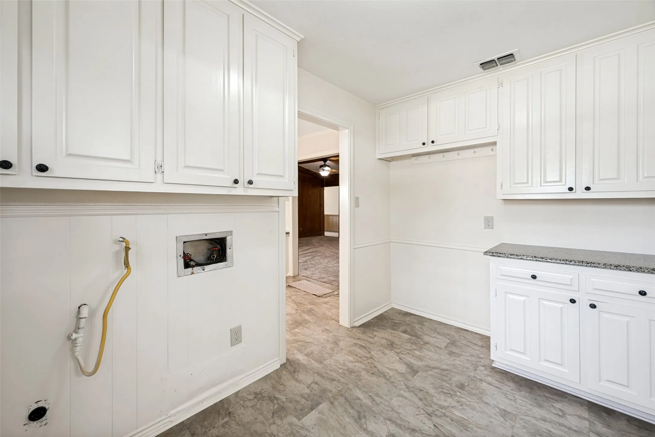 Single Family Residence For Sale in Tarrant County , 2414 Lakeview Circle, Arlington, Texas 76013, 4 Bedroom, 3 Bathroom, 2 Garage spaces, 2,796 Sqft, built in 1970, mls#21280353, Real Estate Agent in Arlington, Homes For Sale in Tarrant county, Homes For Sale in Arlington, Realtor in Arlington Texas, Real Estate Brokerage Independent Realty Texas, Luminita Cordes Realtor