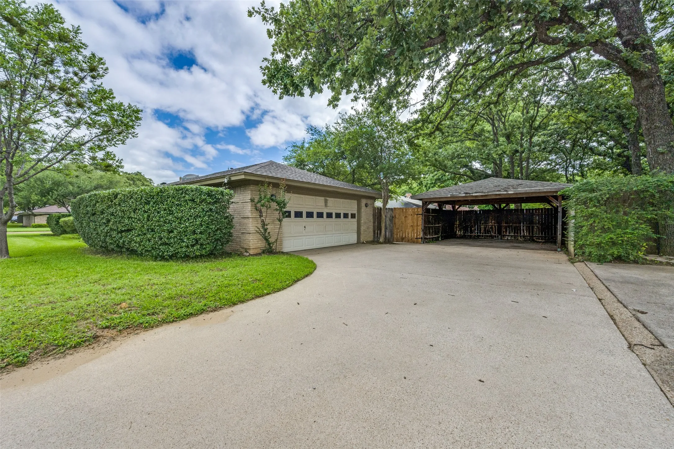 Single Family Residence For Sale in Tarrant County , 2414 Lakeview Circle, Arlington, Texas 76013, 4 Bedroom, 3 Bathroom, 2 Garage spaces, 2,796 Sqft, built in 1970, mls#21280353, Real Estate Agent in Arlington, Homes For Sale in Tarrant county, Homes For Sale in Arlington, Realtor in Arlington Texas, Real Estate Brokerage Independent Realty Texas, Luminita Cordes Realtor