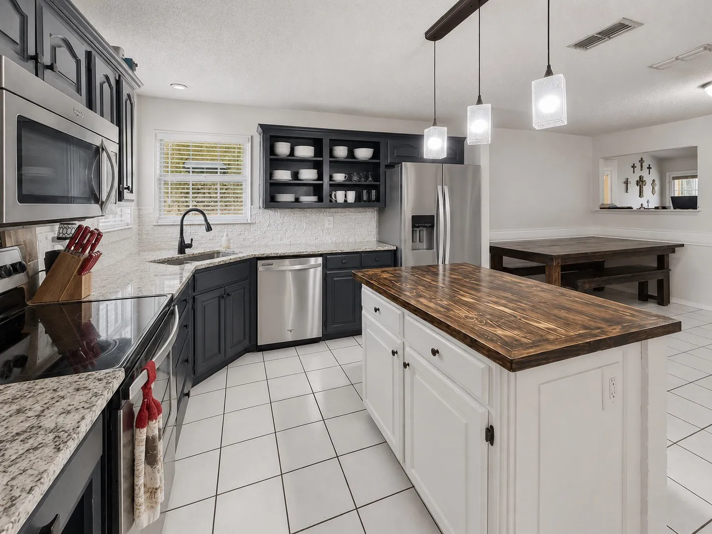 Single Family Residence For Sale in Hopkins County , 1857 Woodbridge Drive, Sulphur Springs, Texas 75482, 3 Bedroom, 2 Bathroom, 2 Garage spaces, 1,947 Sqft, built in 1999, mls#21297800, Real Estate Agent in Sulphur Springs, Homes For Sale in Hopkins county, Homes For Sale in Sulphur Springs, Realtor in Sulphur Springs Texas, Real Estate Brokerage Independent Realty Texas, Luminita Cordes Realtor
