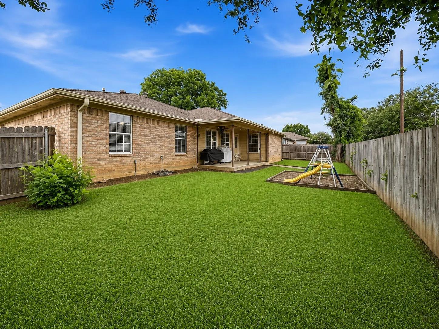 Single Family Residence For Sale in Hopkins County , 1857 Woodbridge Drive, Sulphur Springs, Texas 75482, 3 Bedroom, 2 Bathroom, 2 Garage spaces, 1,947 Sqft, built in 1999, mls#21297800, Real Estate Agent in Sulphur Springs, Homes For Sale in Hopkins county, Homes For Sale in Sulphur Springs, Realtor in Sulphur Springs Texas, Real Estate Brokerage Independent Realty Texas, Luminita Cordes Realtor