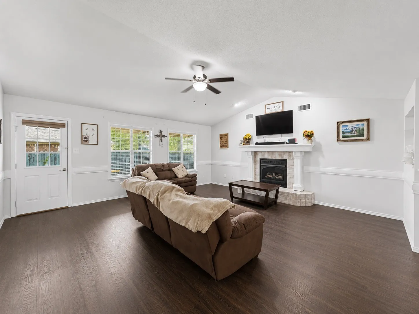 Single Family Residence For Sale in Hopkins County , 1857 Woodbridge Drive, Sulphur Springs, Texas 75482, 3 Bedroom, 2 Bathroom, 2 Garage spaces, 1,947 Sqft, built in 1999, mls#21297800, Real Estate Agent in Sulphur Springs, Homes For Sale in Hopkins county, Homes For Sale in Sulphur Springs, Realtor in Sulphur Springs Texas, Real Estate Brokerage Independent Realty Texas, Luminita Cordes Realtor