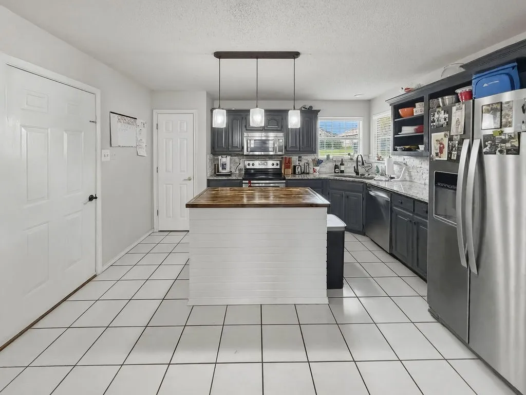 Single Family Residence For Sale in Hopkins County , 1857 Woodbridge Drive, Sulphur Springs, Texas 75482, 3 Bedroom, 2 Bathroom, 2 Garage spaces, 1,947 Sqft, built in 1999, mls#21297800, Real Estate Agent in Sulphur Springs, Homes For Sale in Hopkins county, Homes For Sale in Sulphur Springs, Realtor in Sulphur Springs Texas, Real Estate Brokerage Independent Realty Texas, Luminita Cordes Realtor