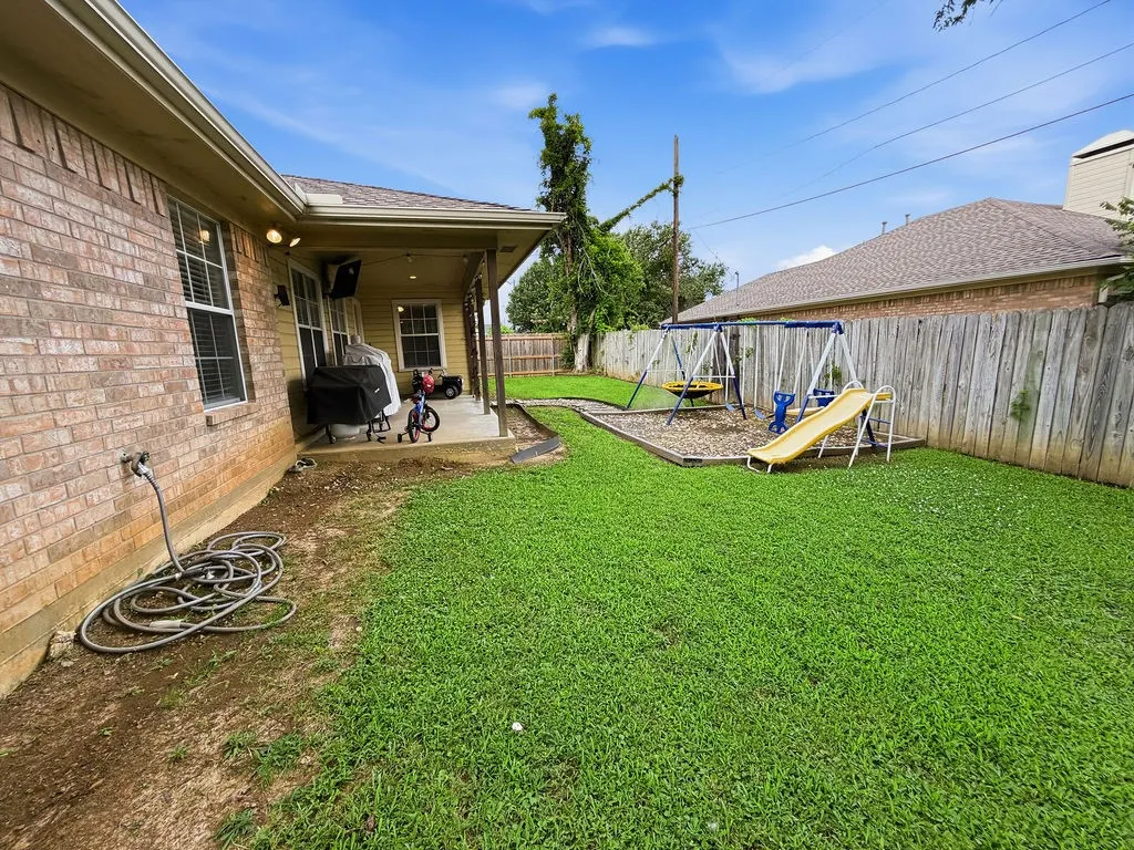 Single Family Residence For Sale in Hopkins County , 1857 Woodbridge Drive, Sulphur Springs, Texas 75482, 3 Bedroom, 2 Bathroom, 2 Garage spaces, 1,947 Sqft, built in 1999, mls#21297800, Real Estate Agent in Sulphur Springs, Homes For Sale in Hopkins county, Homes For Sale in Sulphur Springs, Realtor in Sulphur Springs Texas, Real Estate Brokerage Independent Realty Texas, Luminita Cordes Realtor