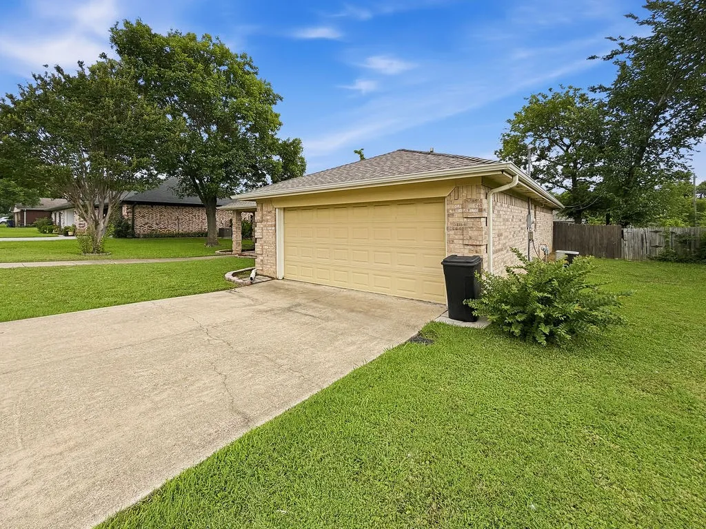 Single Family Residence For Sale in Hopkins County , 1857 Woodbridge Drive, Sulphur Springs, Texas 75482, 3 Bedroom, 2 Bathroom, 2 Garage spaces, 1,947 Sqft, built in 1999, mls#21297800, Real Estate Agent in Sulphur Springs, Homes For Sale in Hopkins county, Homes For Sale in Sulphur Springs, Realtor in Sulphur Springs Texas, Real Estate Brokerage Independent Realty Texas, Luminita Cordes Realtor