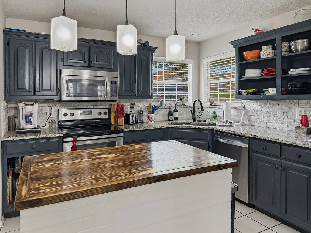 Single Family Residence For Sale in Hopkins County , 1857 Woodbridge Drive, Sulphur Springs, Texas 75482, 3 Bedroom, 2 Bathroom, 2 Garage spaces, 1,947 Sqft, built in 1999, mls#21297800, Real Estate Agent in Sulphur Springs, Homes For Sale in Hopkins county, Homes For Sale in Sulphur Springs, Realtor in Sulphur Springs Texas, Real Estate Brokerage Independent Realty Texas, Luminita Cordes Realtor