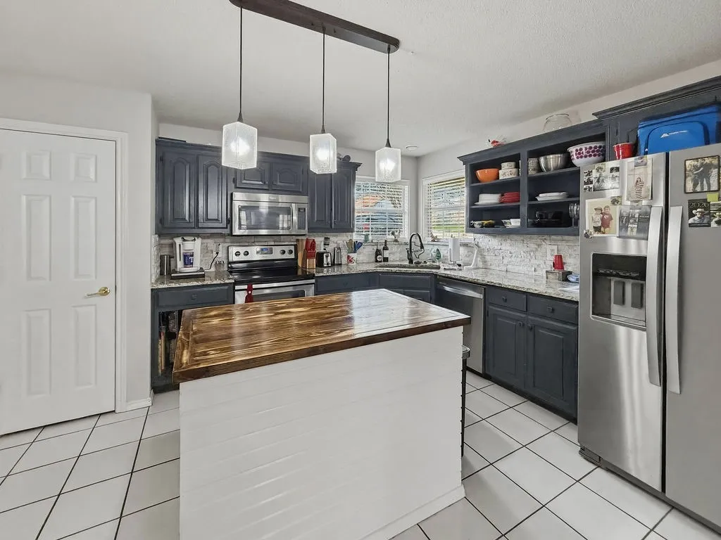 Single Family Residence For Sale in Hopkins County , 1857 Woodbridge Drive, Sulphur Springs, Texas 75482, 3 Bedroom, 2 Bathroom, 2 Garage spaces, 1,947 Sqft, built in 1999, mls#21297800, Real Estate Agent in Sulphur Springs, Homes For Sale in Hopkins county, Homes For Sale in Sulphur Springs, Realtor in Sulphur Springs Texas, Real Estate Brokerage Independent Realty Texas, Luminita Cordes Realtor