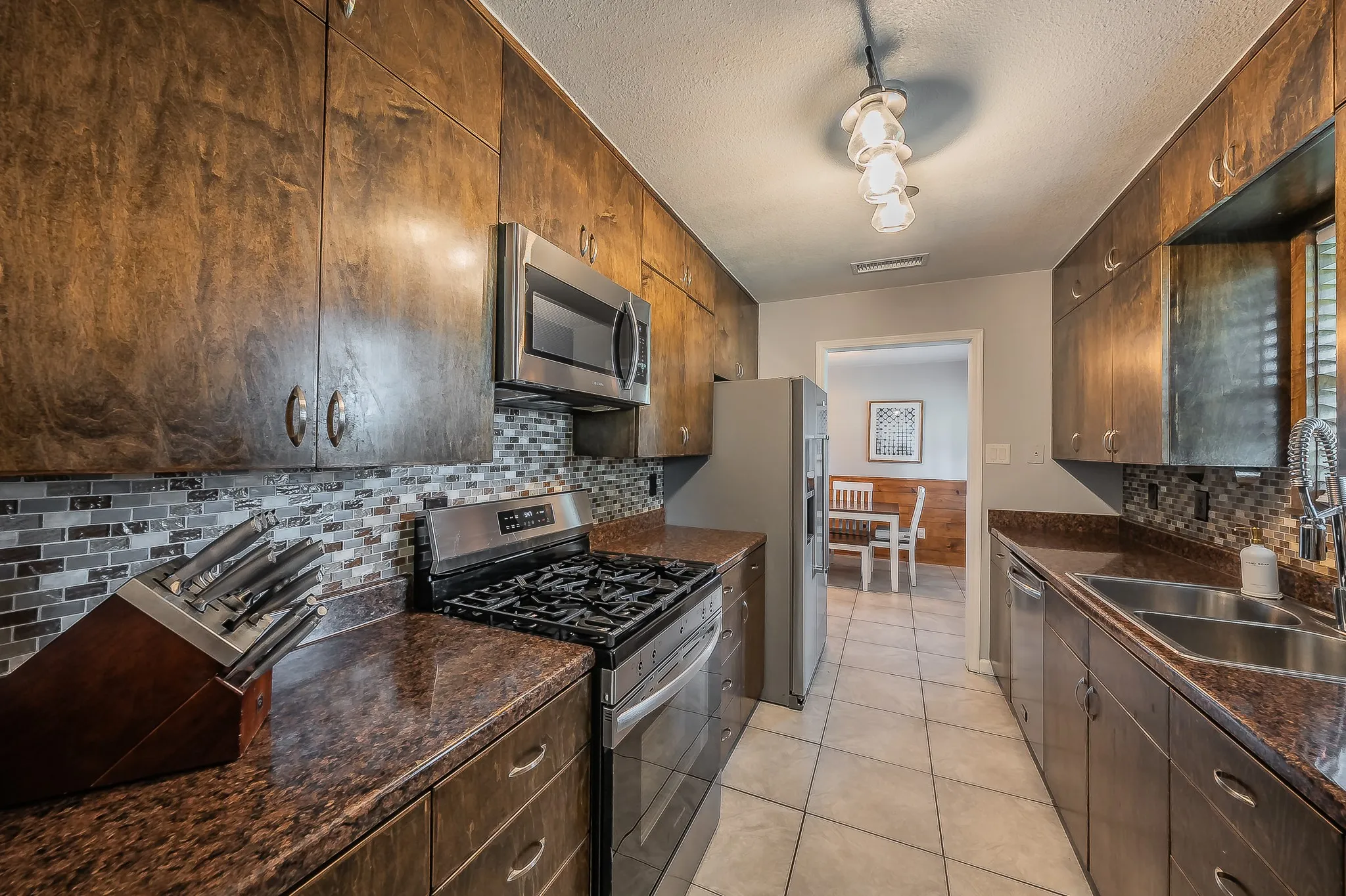 Single Family Residence For Sale in Parker County , 350 S Pearson Lane, Azle, Texas 76020, 3 Bedroom, 2 Bathroom, 1 Garage spaces, 1,533 Sqft, built in 1986, mls#21275058, Real Estate Agent in Azle, Homes For Sale in Parker county, Homes For Sale in Azle, Realtor in Azle Texas, Real Estate Brokerage Independent Realty Texas, Luminita Cordes Realtor