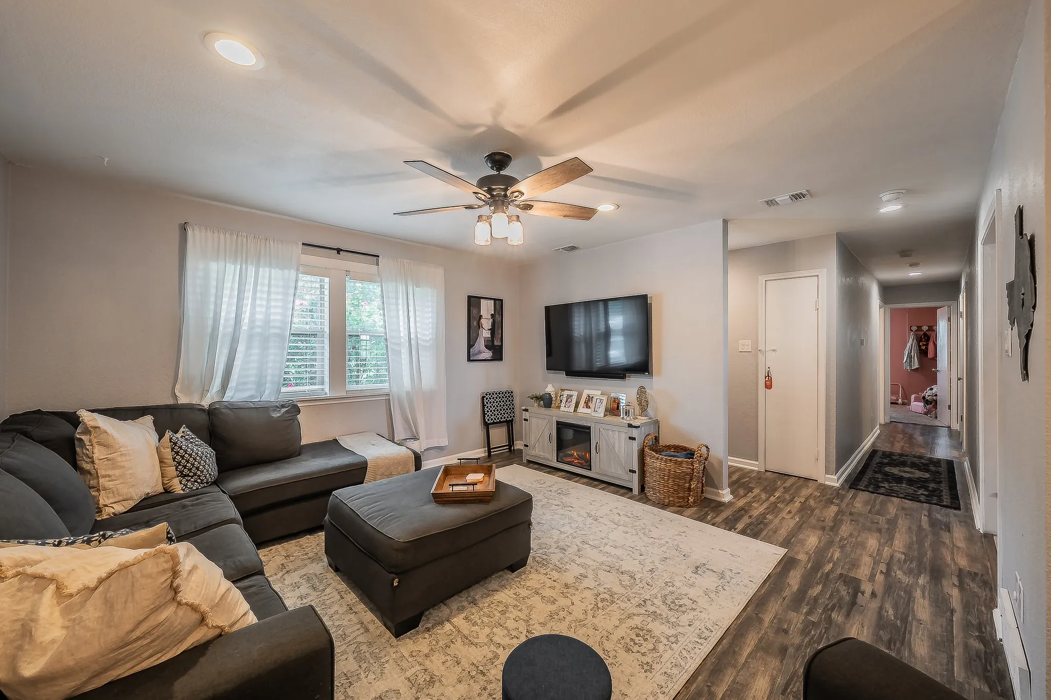 Single Family Residence For Sale in Parker County , 350 S Pearson Lane, Azle, Texas 76020, 3 Bedroom, 2 Bathroom, 1 Garage spaces, 1,533 Sqft, built in 1986, mls#21275058, Real Estate Agent in Azle, Homes For Sale in Parker county, Homes For Sale in Azle, Realtor in Azle Texas, Real Estate Brokerage Independent Realty Texas, Luminita Cordes Realtor