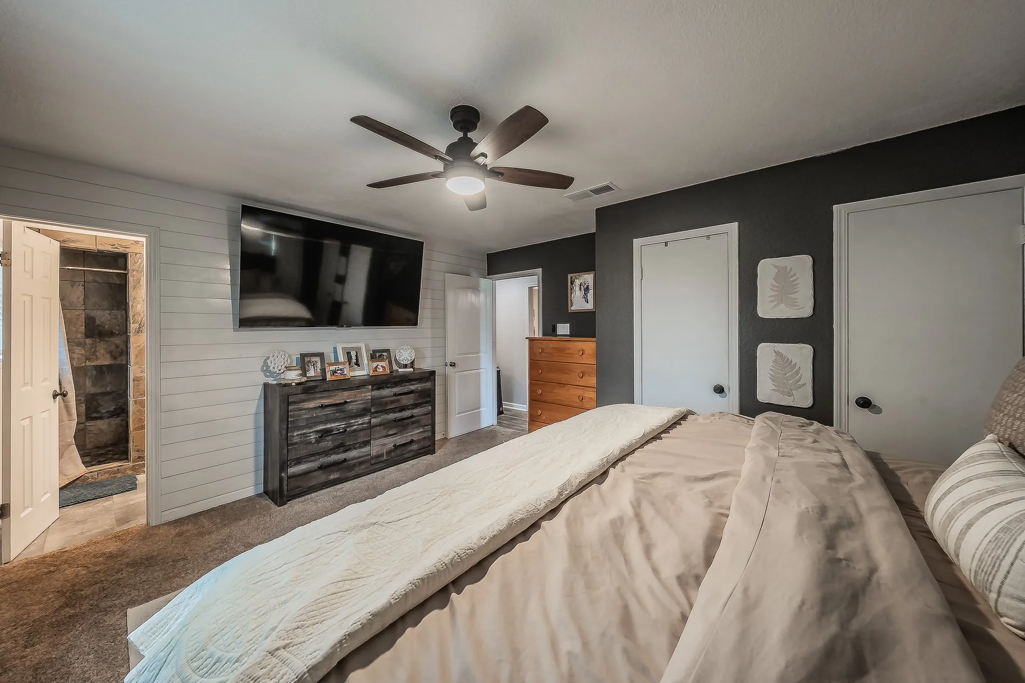 Single Family Residence For Sale in Parker County , 350 S Pearson Lane, Azle, Texas 76020, 3 Bedroom, 2 Bathroom, 1 Garage spaces, 1,533 Sqft, built in 1986, mls#21275058, Real Estate Agent in Azle, Homes For Sale in Parker county, Homes For Sale in Azle, Realtor in Azle Texas, Real Estate Brokerage Independent Realty Texas, Luminita Cordes Realtor