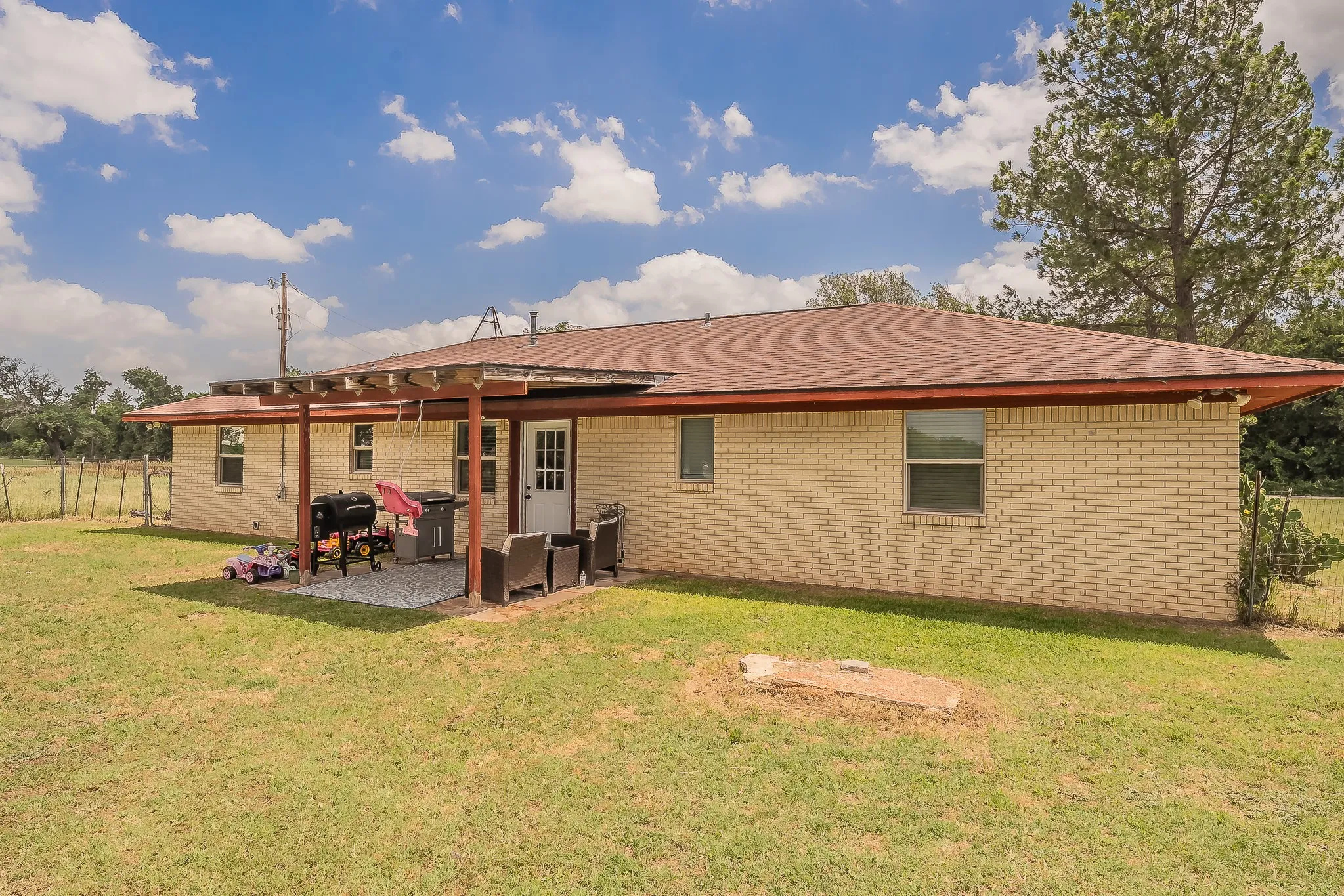 Single Family Residence For Sale in Parker County , 350 S Pearson Lane, Azle, Texas 76020, 3 Bedroom, 2 Bathroom, 1 Garage spaces, 1,533 Sqft, built in 1986, mls#21275058, Real Estate Agent in Azle, Homes For Sale in Parker county, Homes For Sale in Azle, Realtor in Azle Texas, Real Estate Brokerage Independent Realty Texas, Luminita Cordes Realtor
