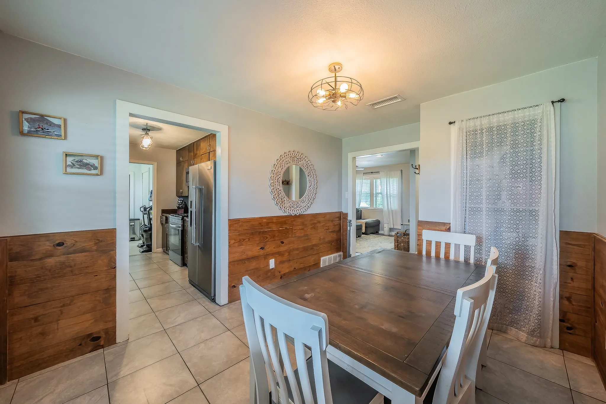 Single Family Residence For Sale in Parker County , 350 S Pearson Lane, Azle, Texas 76020, 3 Bedroom, 2 Bathroom, 1 Garage spaces, 1,533 Sqft, built in 1986, mls#21275058, Real Estate Agent in Azle, Homes For Sale in Parker county, Homes For Sale in Azle, Realtor in Azle Texas, Real Estate Brokerage Independent Realty Texas, Luminita Cordes Realtor