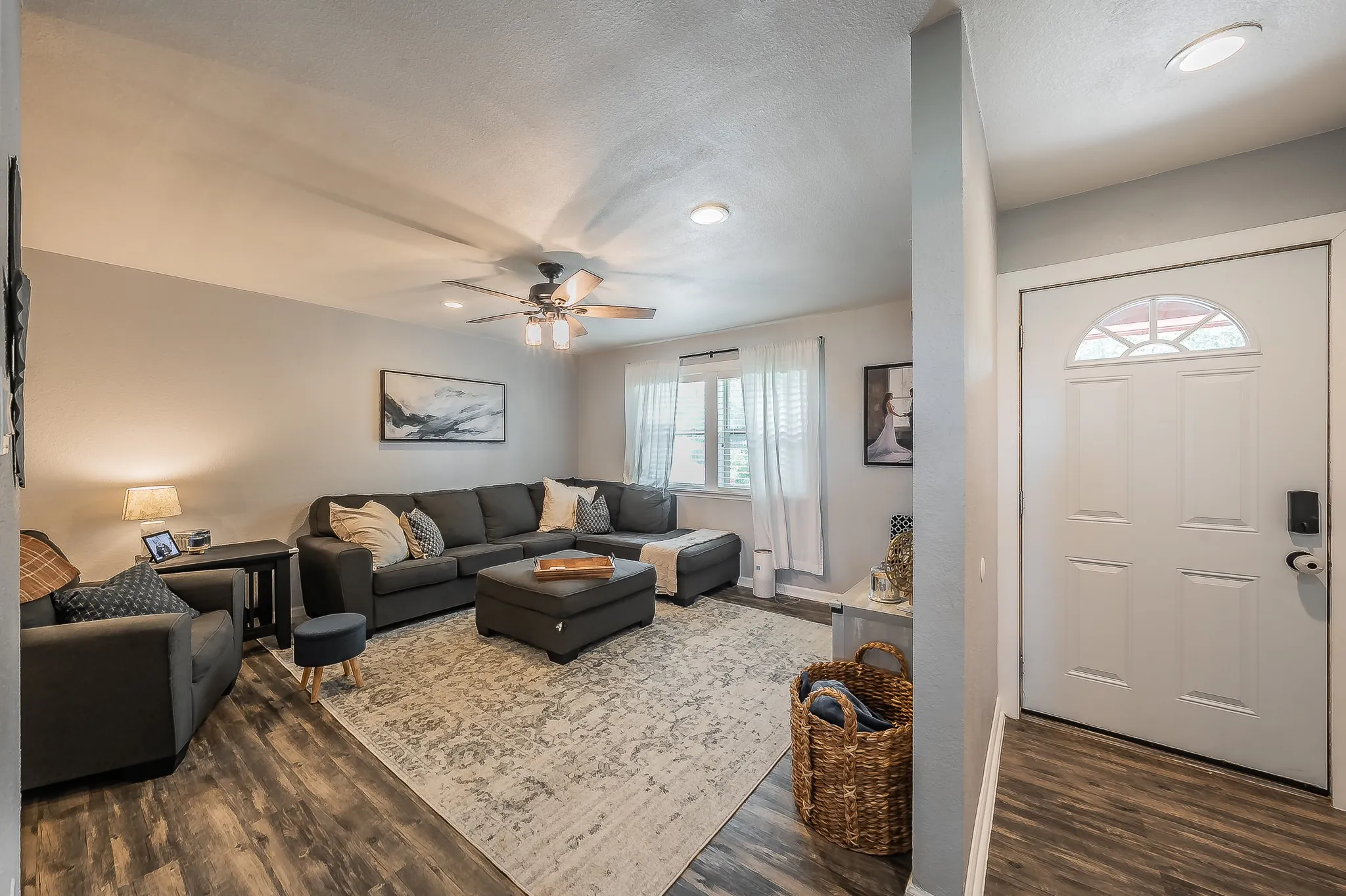 Single Family Residence For Sale in Parker County , 350 S Pearson Lane, Azle, Texas 76020, 3 Bedroom, 2 Bathroom, 1 Garage spaces, 1,533 Sqft, built in 1986, mls#21275058, Real Estate Agent in Azle, Homes For Sale in Parker county, Homes For Sale in Azle, Realtor in Azle Texas, Real Estate Brokerage Independent Realty Texas, Luminita Cordes Realtor