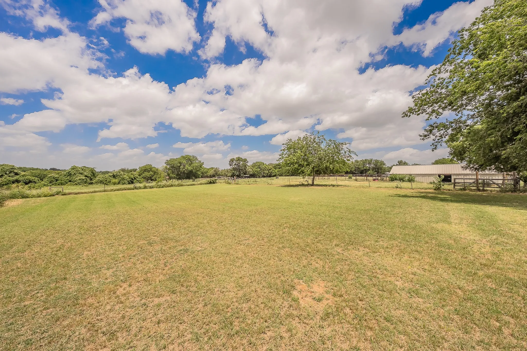 Single Family Residence For Sale in Parker County , 350 S Pearson Lane, Azle, Texas 76020, 3 Bedroom, 2 Bathroom, 1 Garage spaces, 1,533 Sqft, built in 1986, mls#21275058, Real Estate Agent in Azle, Homes For Sale in Parker county, Homes For Sale in Azle, Realtor in Azle Texas, Real Estate Brokerage Independent Realty Texas, Luminita Cordes Realtor