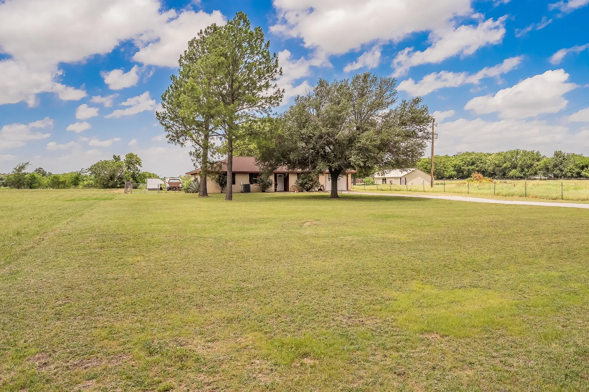 Single Family Residence For Sale in Parker County , 350 S Pearson Lane, Azle, Texas 76020, 3 Bedroom, 2 Bathroom, 1 Garage spaces, 1,533 Sqft, built in 1986, mls#21275058, Real Estate Agent in Azle, Homes For Sale in Parker county, Homes For Sale in Azle, Realtor in Azle Texas, Real Estate Brokerage Independent Realty Texas, Luminita Cordes Realtor