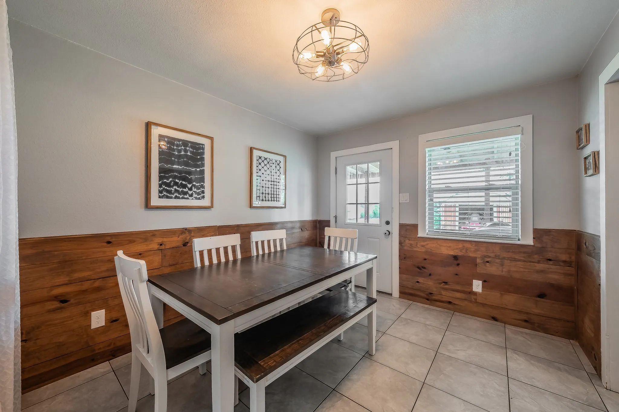 Single Family Residence For Sale in Parker County , 350 S Pearson Lane, Azle, Texas 76020, 3 Bedroom, 2 Bathroom, 1 Garage spaces, 1,533 Sqft, built in 1986, mls#21275058, Real Estate Agent in Azle, Homes For Sale in Parker county, Homes For Sale in Azle, Realtor in Azle Texas, Real Estate Brokerage Independent Realty Texas, Luminita Cordes Realtor