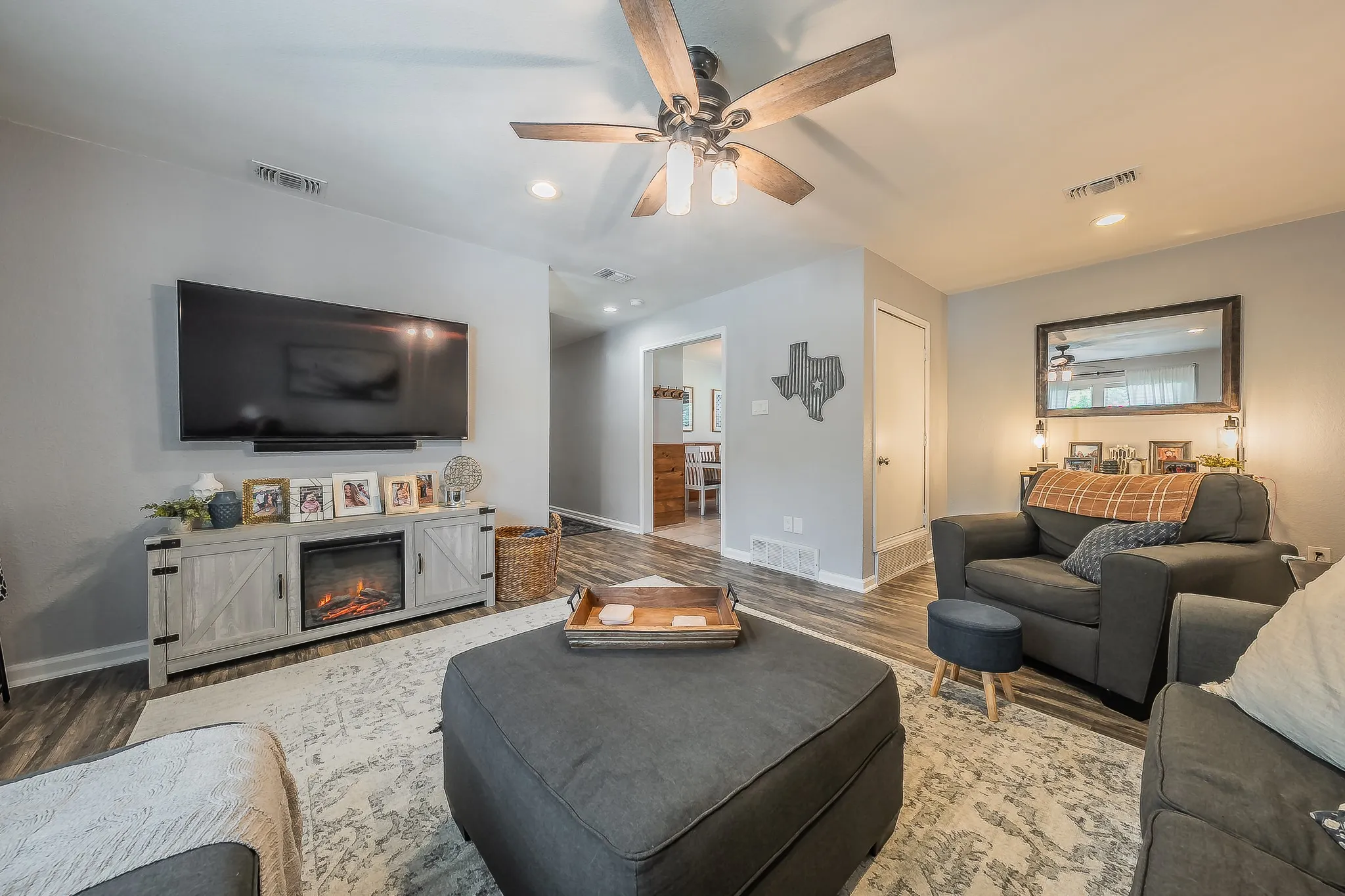 Single Family Residence For Sale in Parker County , 350 S Pearson Lane, Azle, Texas 76020, 3 Bedroom, 2 Bathroom, 1 Garage spaces, 1,533 Sqft, built in 1986, mls#21275058, Real Estate Agent in Azle, Homes For Sale in Parker county, Homes For Sale in Azle, Realtor in Azle Texas, Real Estate Brokerage Independent Realty Texas, Luminita Cordes Realtor