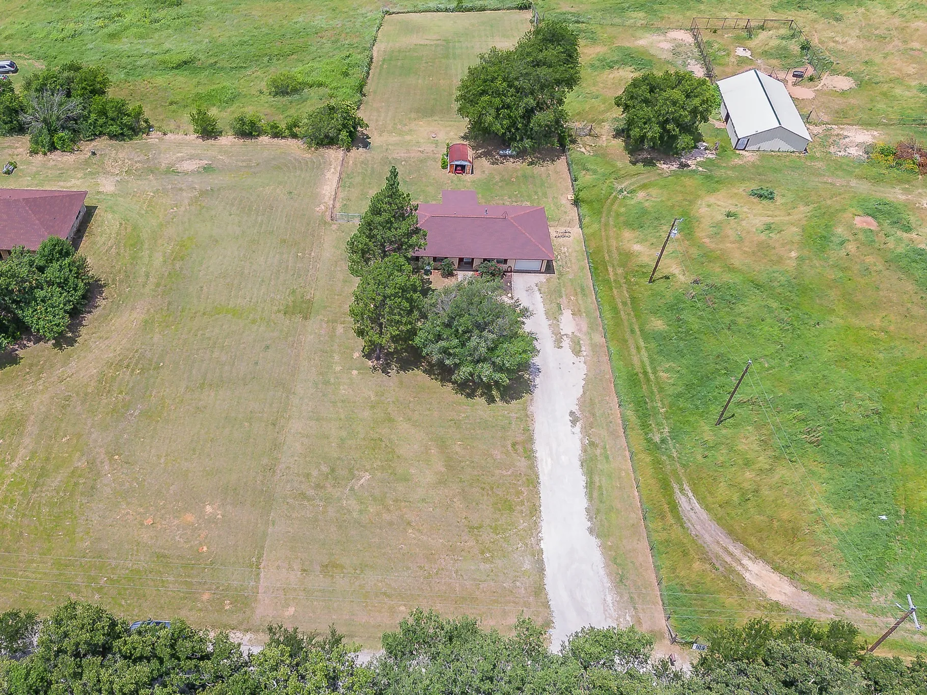 Single Family Residence For Sale in Parker County , 350 S Pearson Lane, Azle, Texas 76020, 3 Bedroom, 2 Bathroom, 1 Garage spaces, 1,533 Sqft, built in 1986, mls#21275058, Real Estate Agent in Azle, Homes For Sale in Parker county, Homes For Sale in Azle, Realtor in Azle Texas, Real Estate Brokerage Independent Realty Texas, Luminita Cordes Realtor